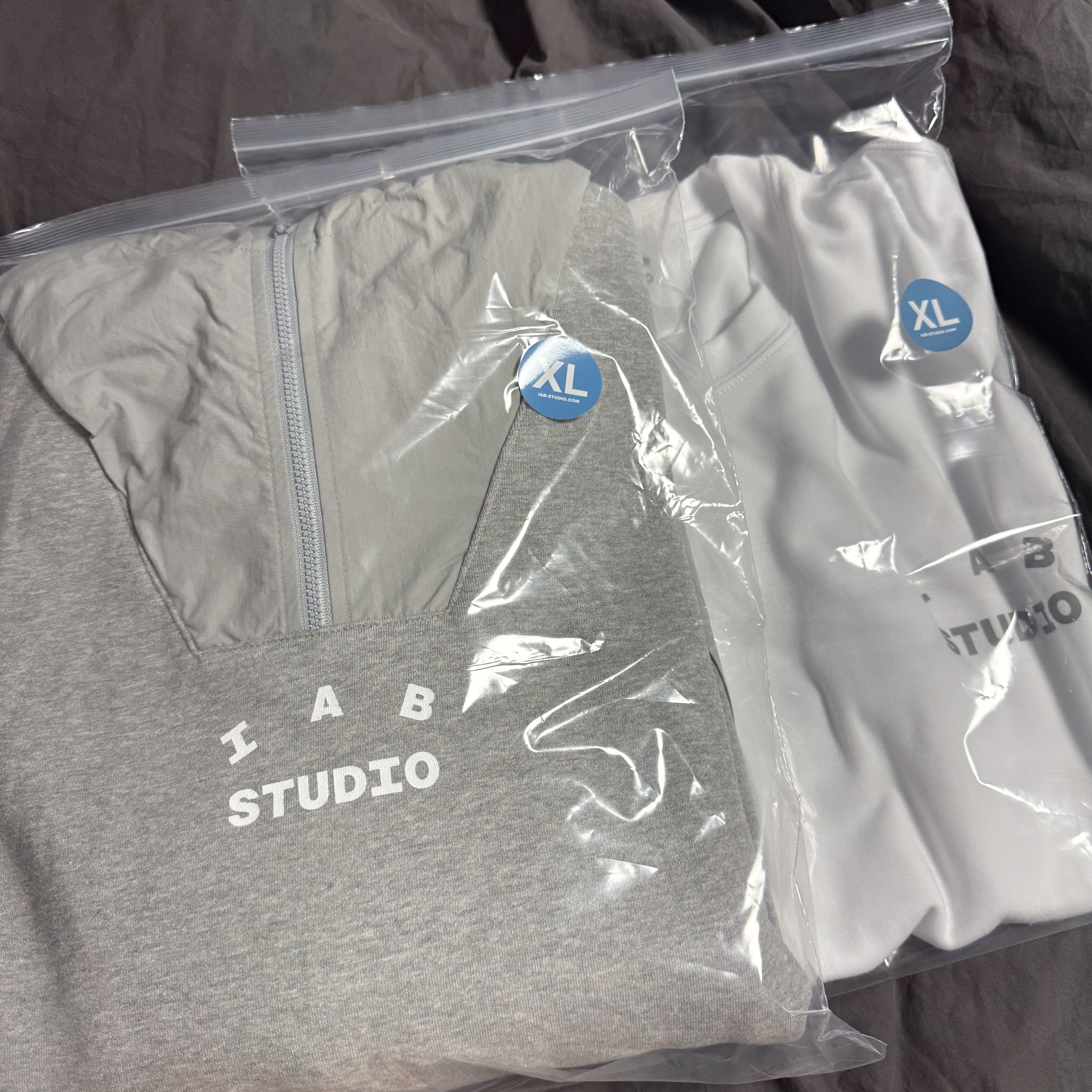 IAB Studio T-Shirt White Gray, IAB Studio Woven Hoodie Gray White 착용 스타일