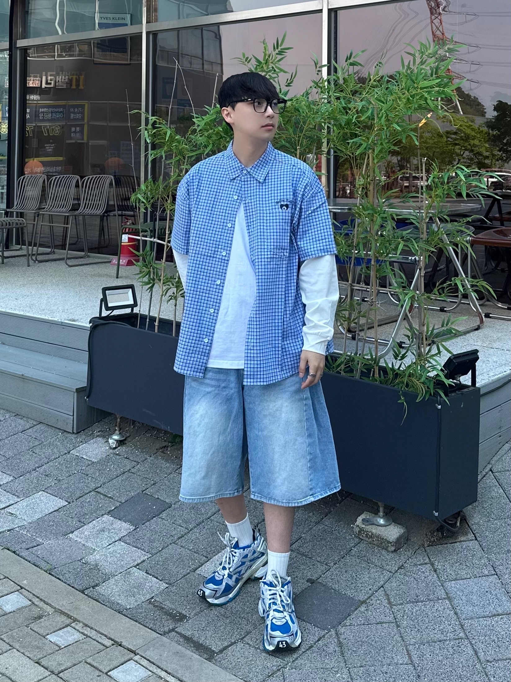 Balenciaga Runner Sneakers Blue White 착용 스타일 - 1