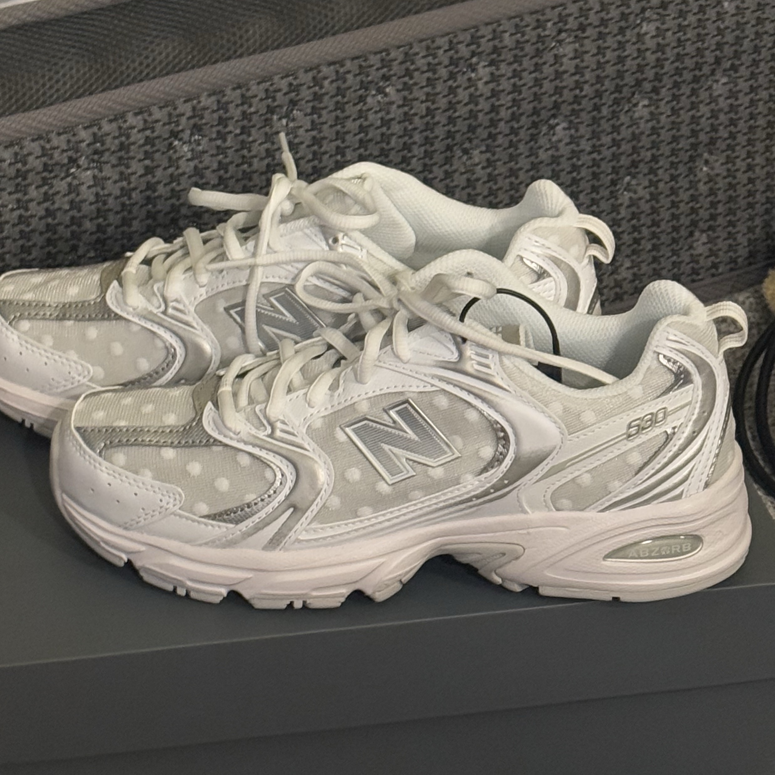 New Balance 530 White Silver Metallic 착용 스타일