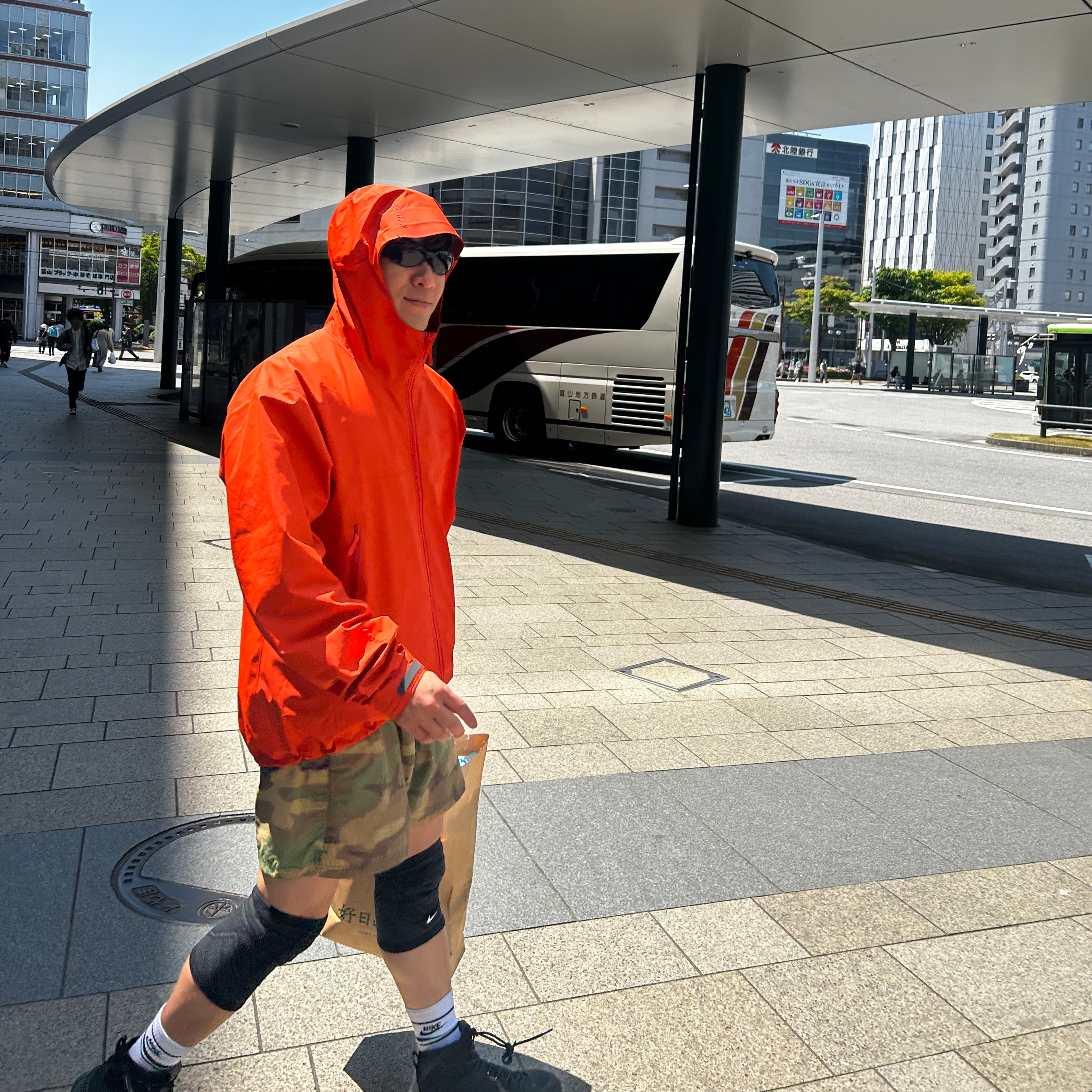 Arc'teryx Beta Jacket Solaris, Oakley Eye Jacket Redux Matte Black Frame Prizm Grey Lenses High Bridge Fit 착용 스타일 - 2