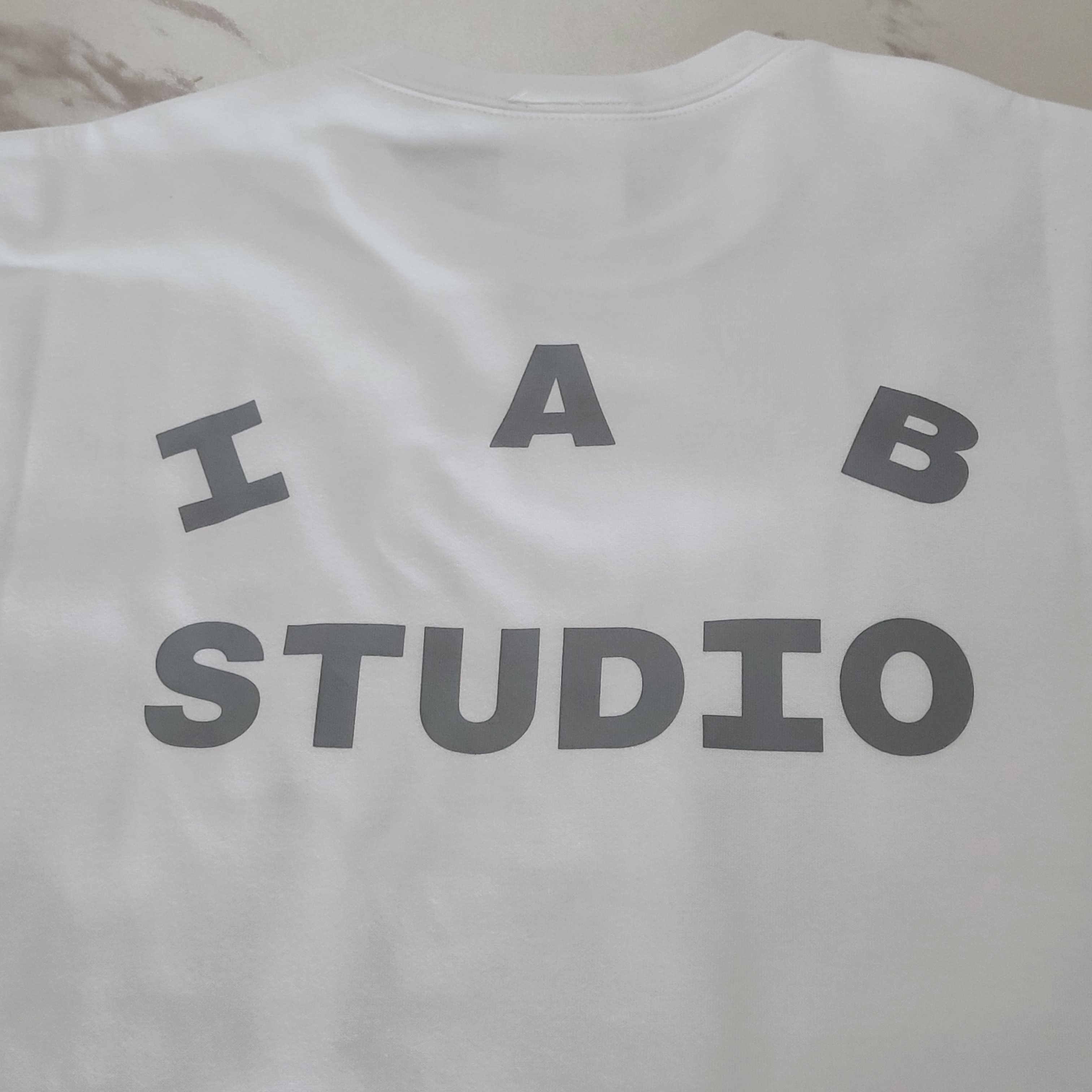IAB Studio T-Shirt White Gray 착용 스타일 - 1