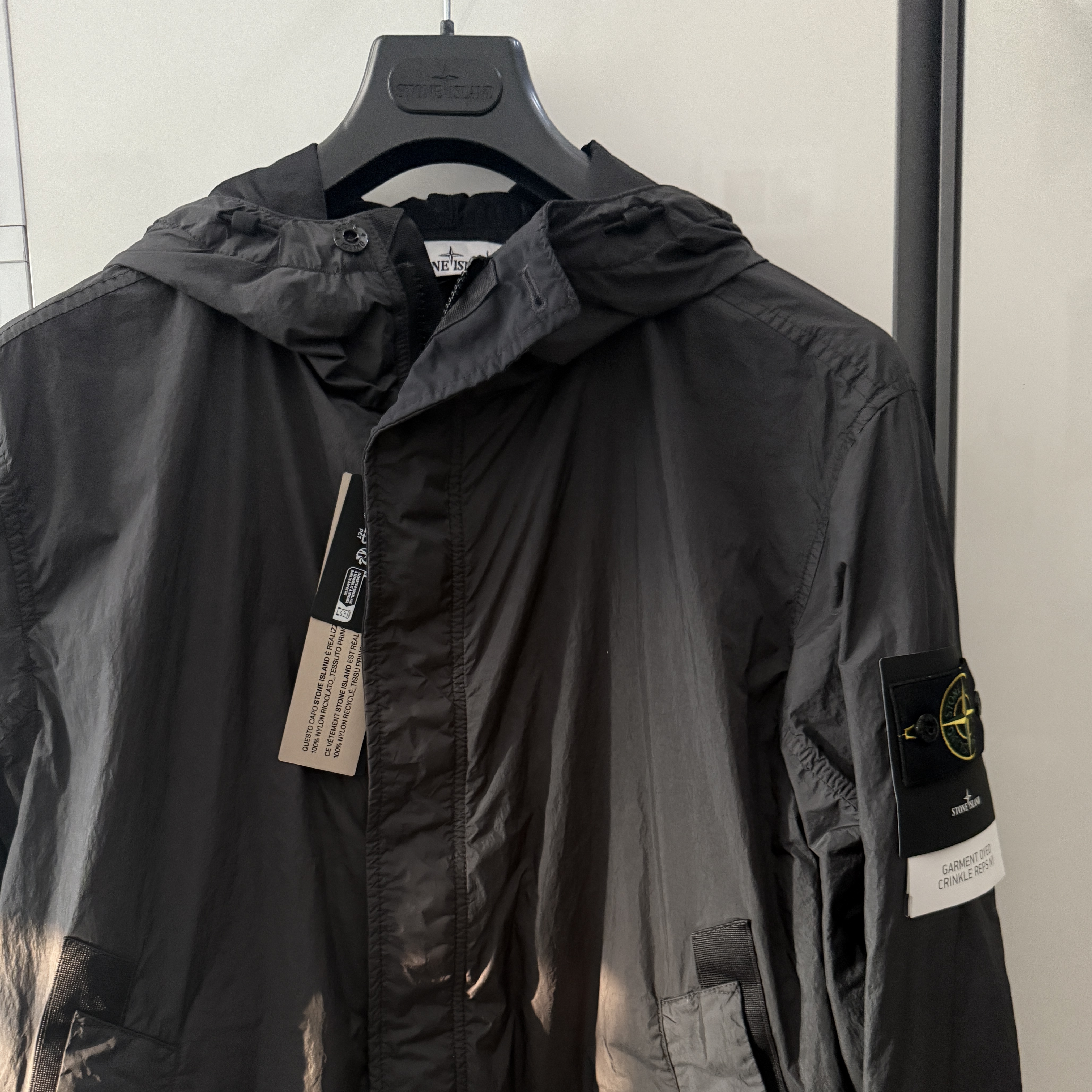 Stone Island 4100092 Crinkle Reps R-NY Wind Resistant Anti Drop Hooded Jacket Charcoal Grey - 25SS 착용 스타일 - 1