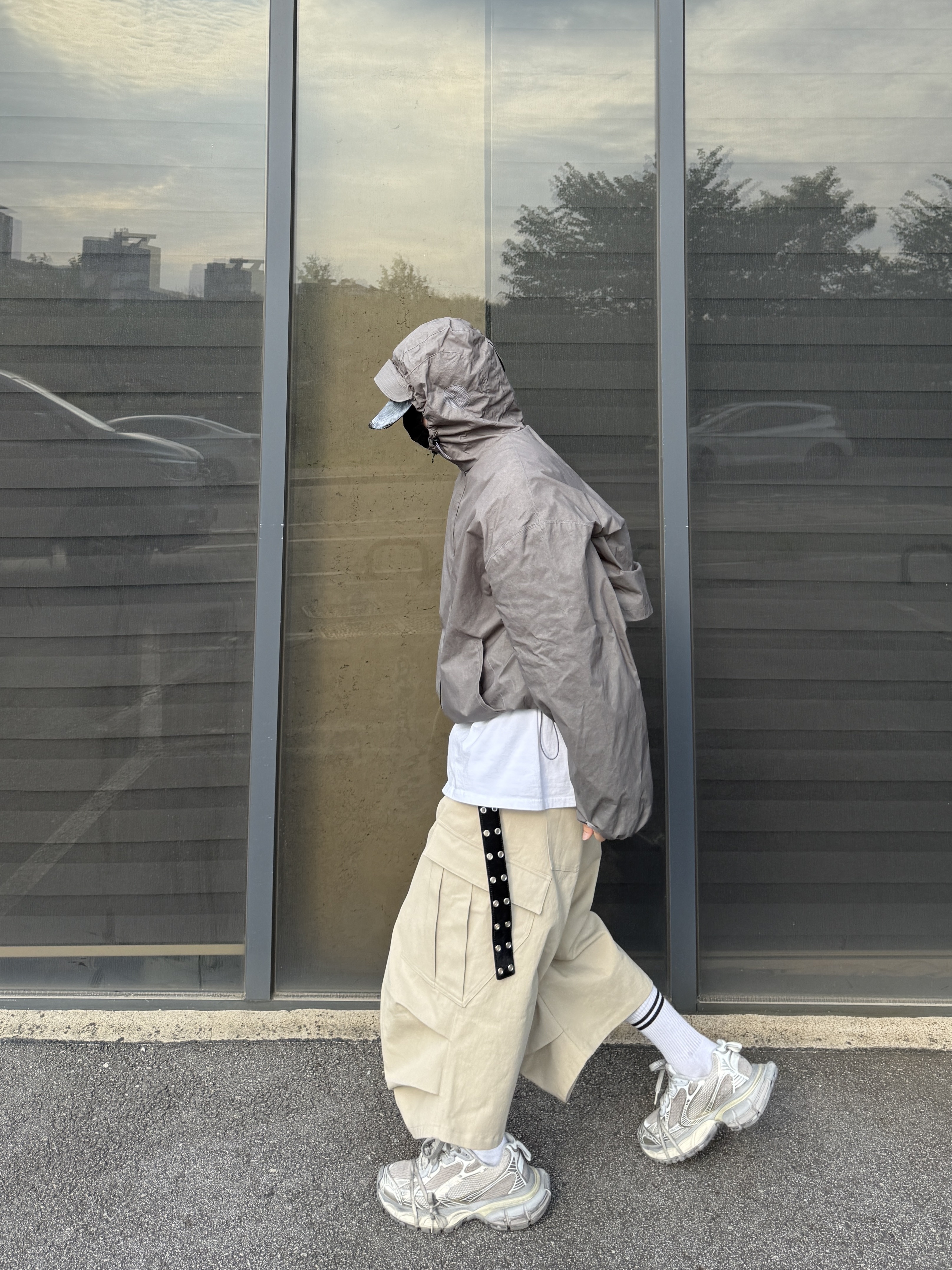 Nonnod Side Cargo Shorts Beige, Balenciaga 3XL Sneakers Light Beige 착용 스타일 - 9