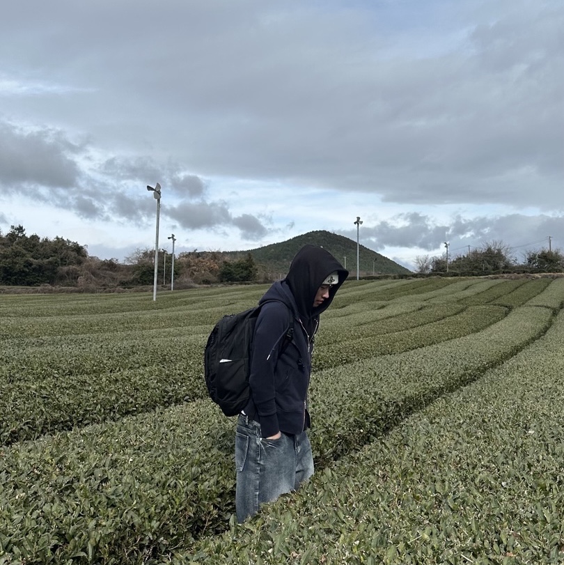 Thom Browne Engineered 4-Bar Zip Hoodie Navy, Surgery Clover Logo Beanie Ver.2 White 착용 스타일
