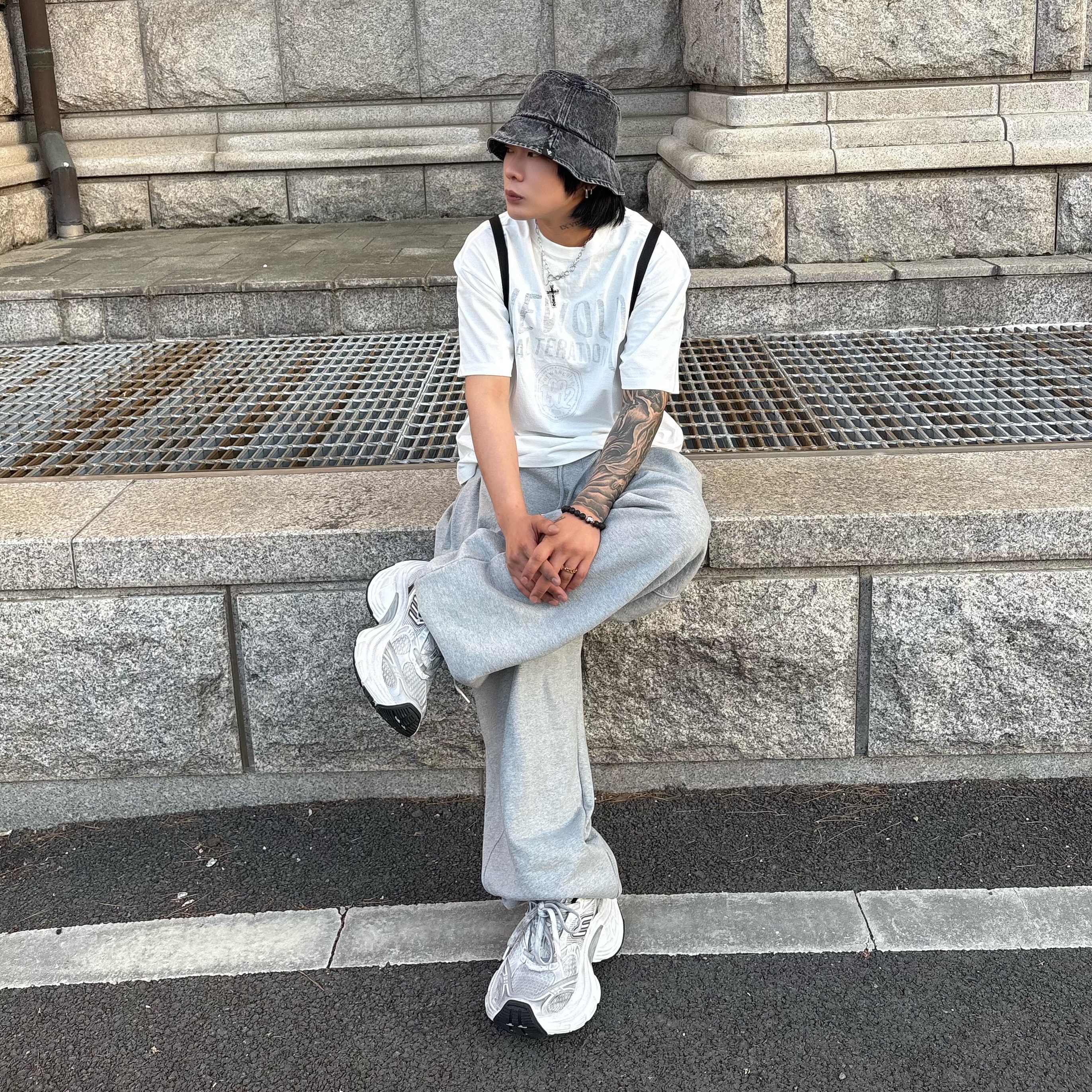 Balenciaga 10XL Sneakers White Grey Silver Black 착용 스타일 - 2