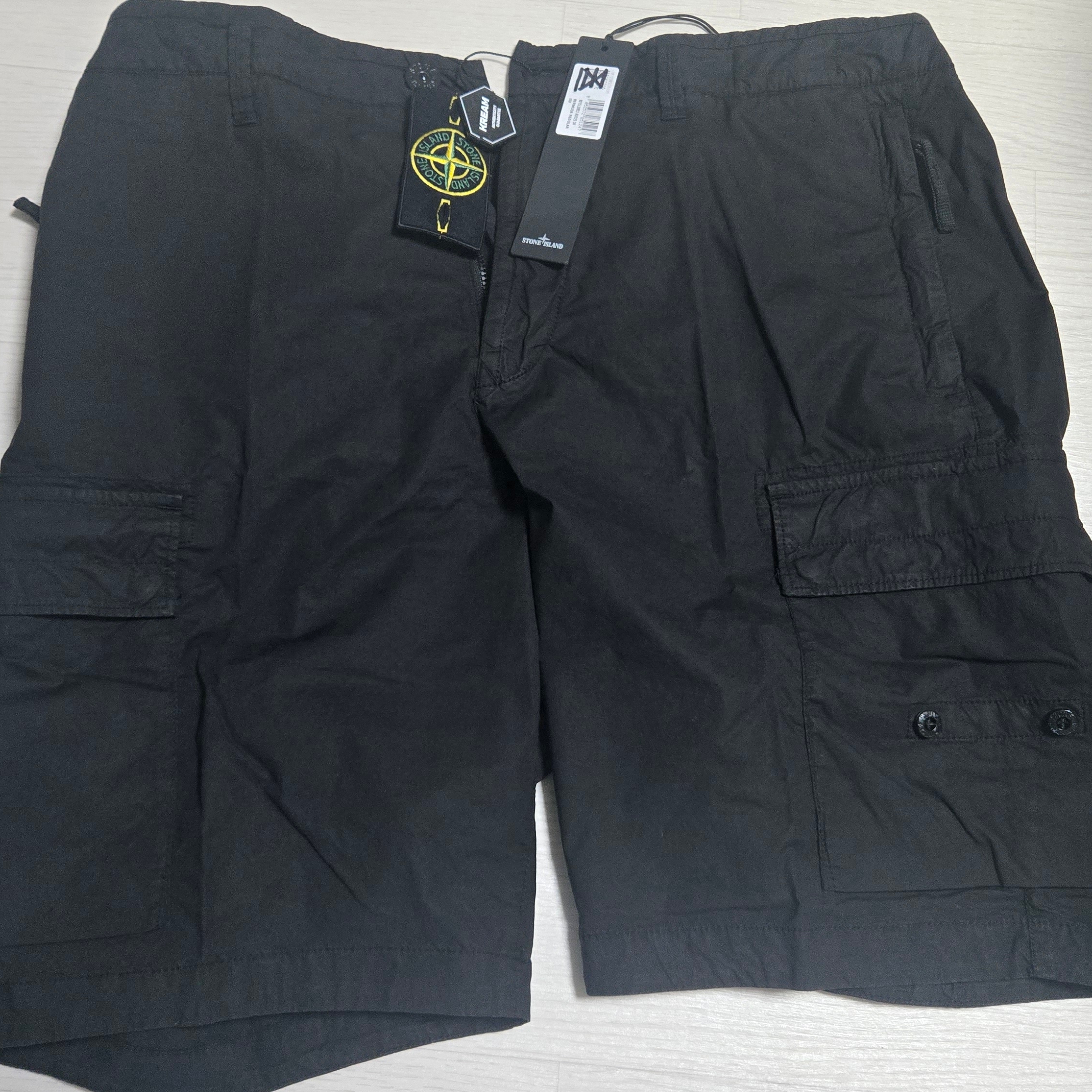 Stone Island L0803 Stretch Cotton Canvas Garment Dyed Cargo Bermuda Shorts Black - 24SS 착용 스타일