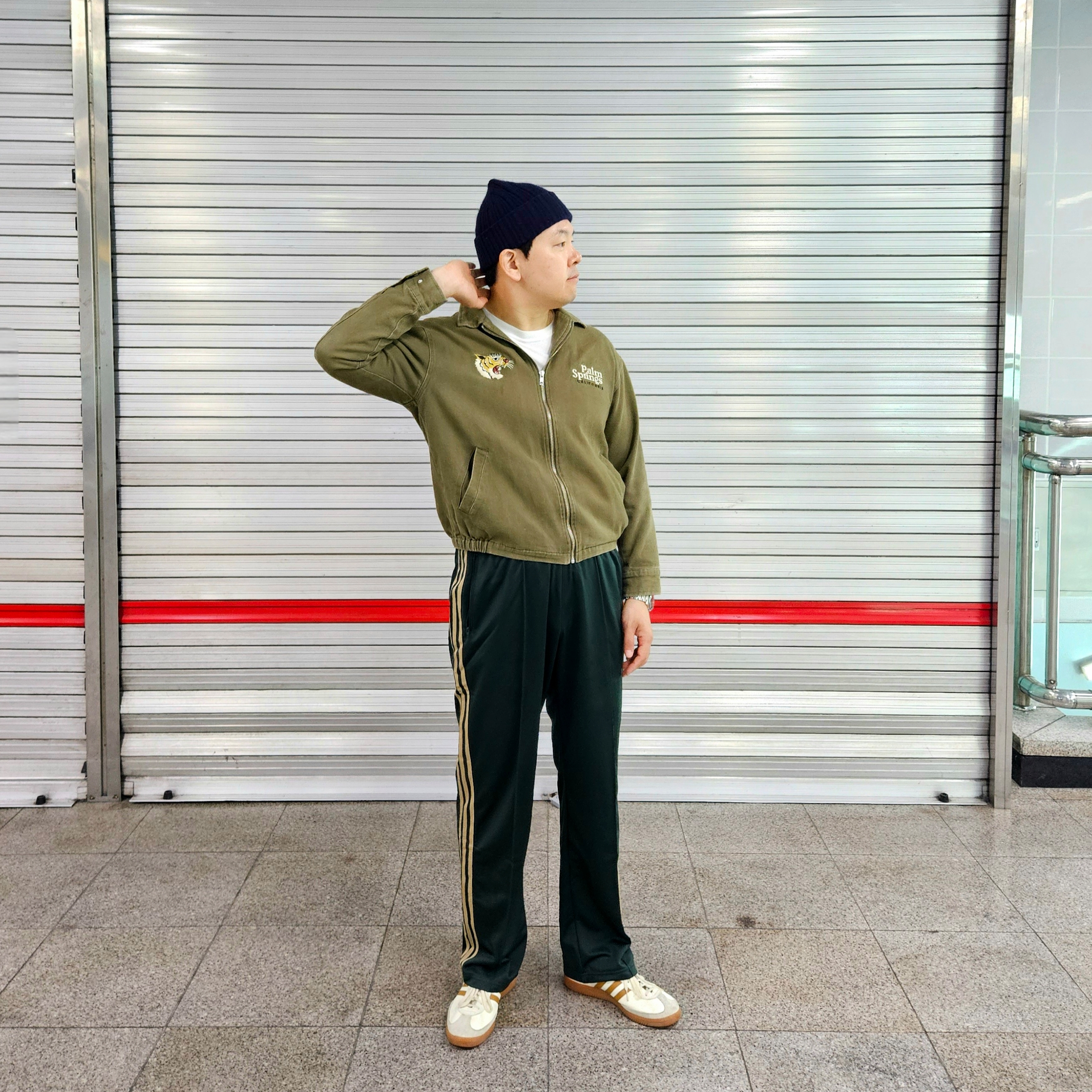 Adidas City Series Triest Cream White, Drake's Wool Cable Knit Cap Navy 착용 스타일 - 2