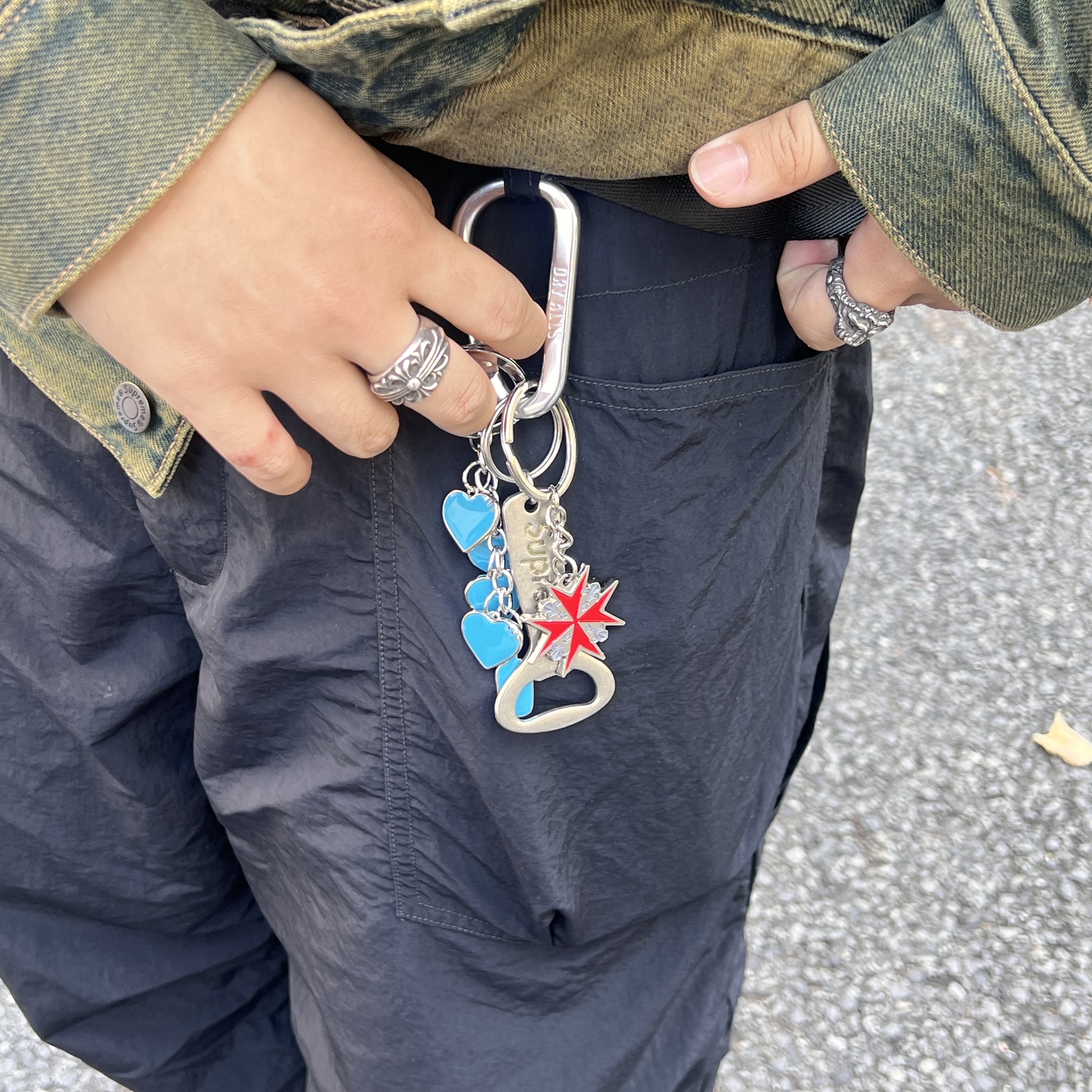 Supreme Bottle Opener Keychain Silver - 24FW 착용 스타일