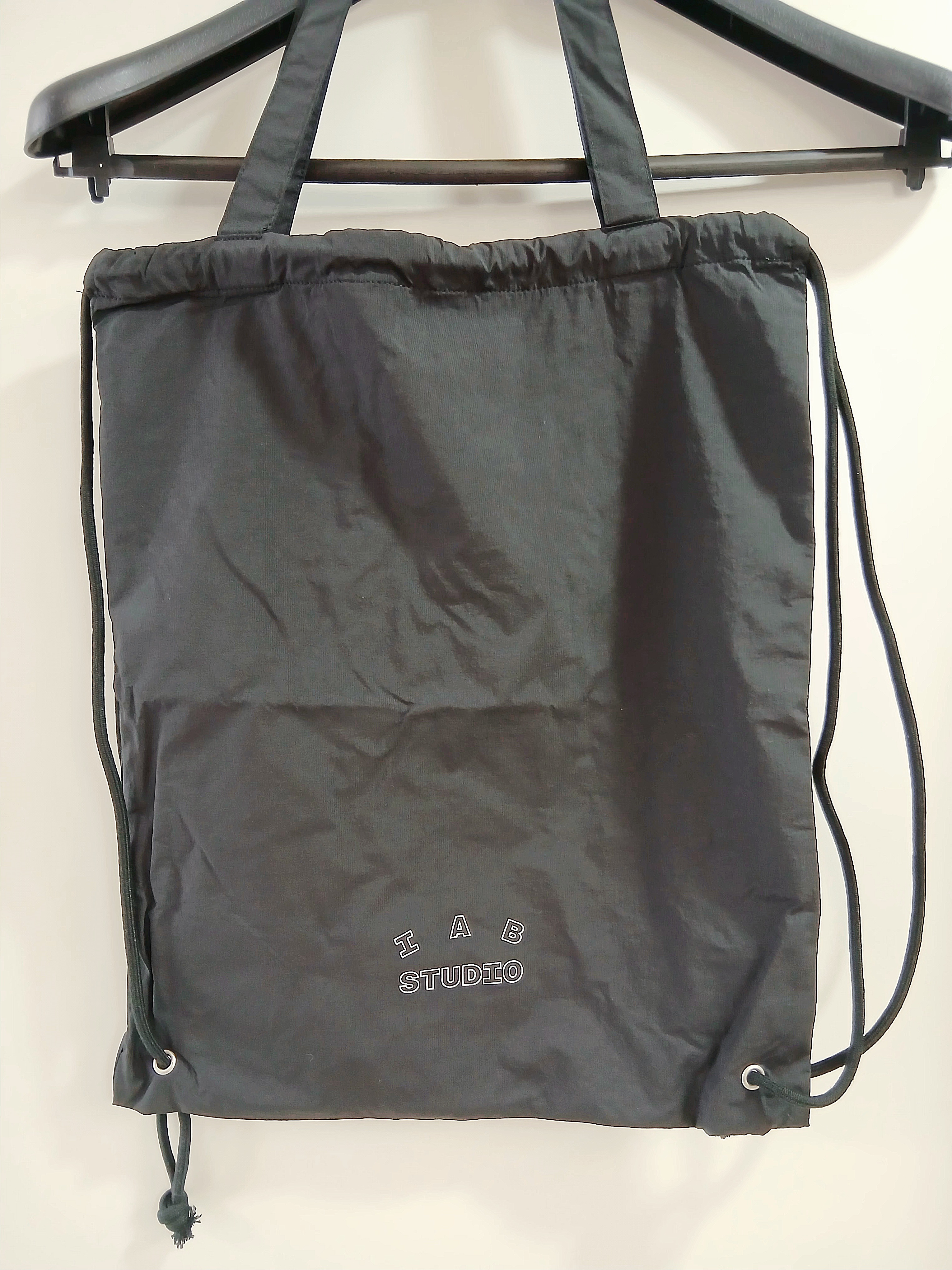 IAB Studio Wind Jacket Pack Black Silver 착용 스타일 - 4