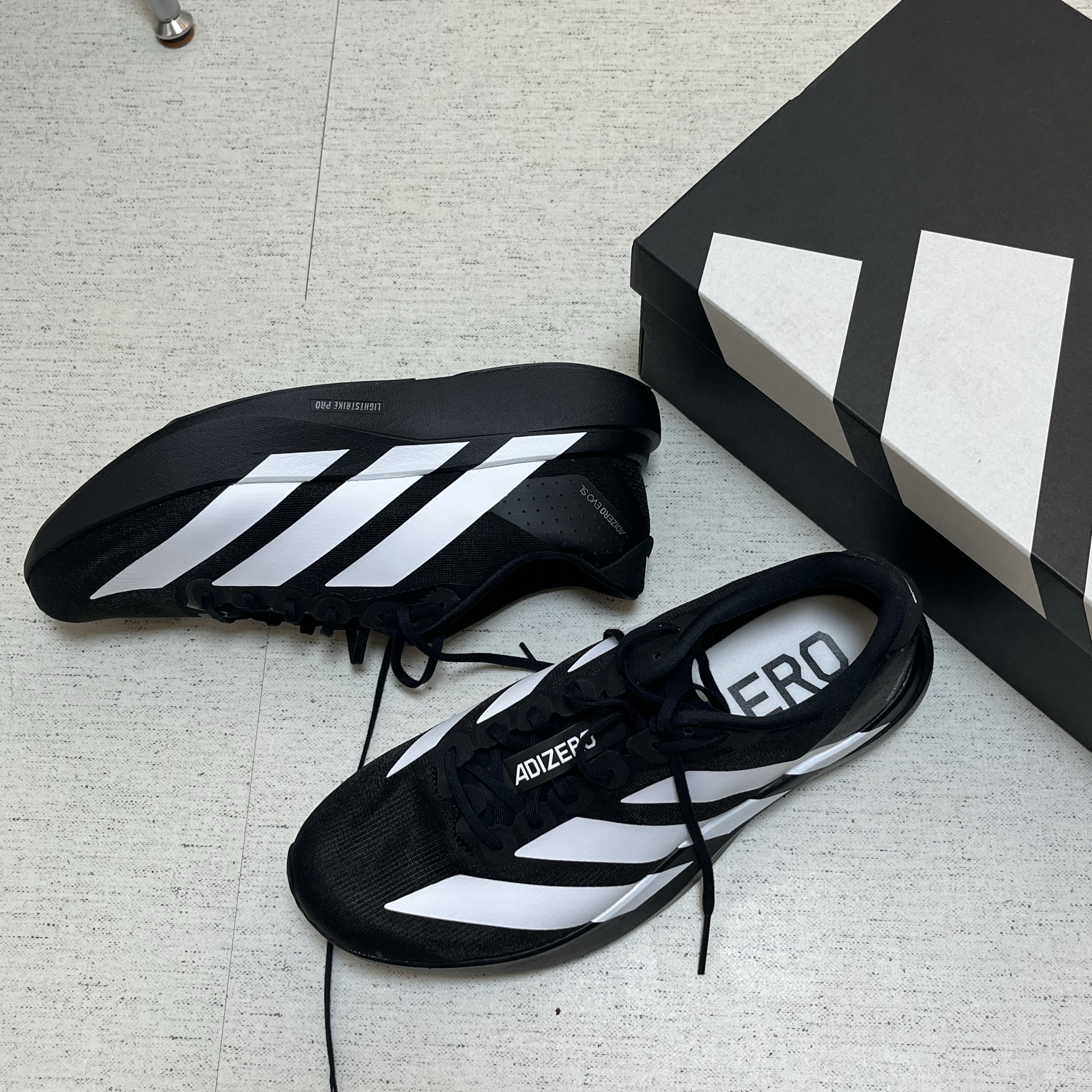 Adidas Adizero EVO SL Core Black Cloud White 착용 스타일 - 1