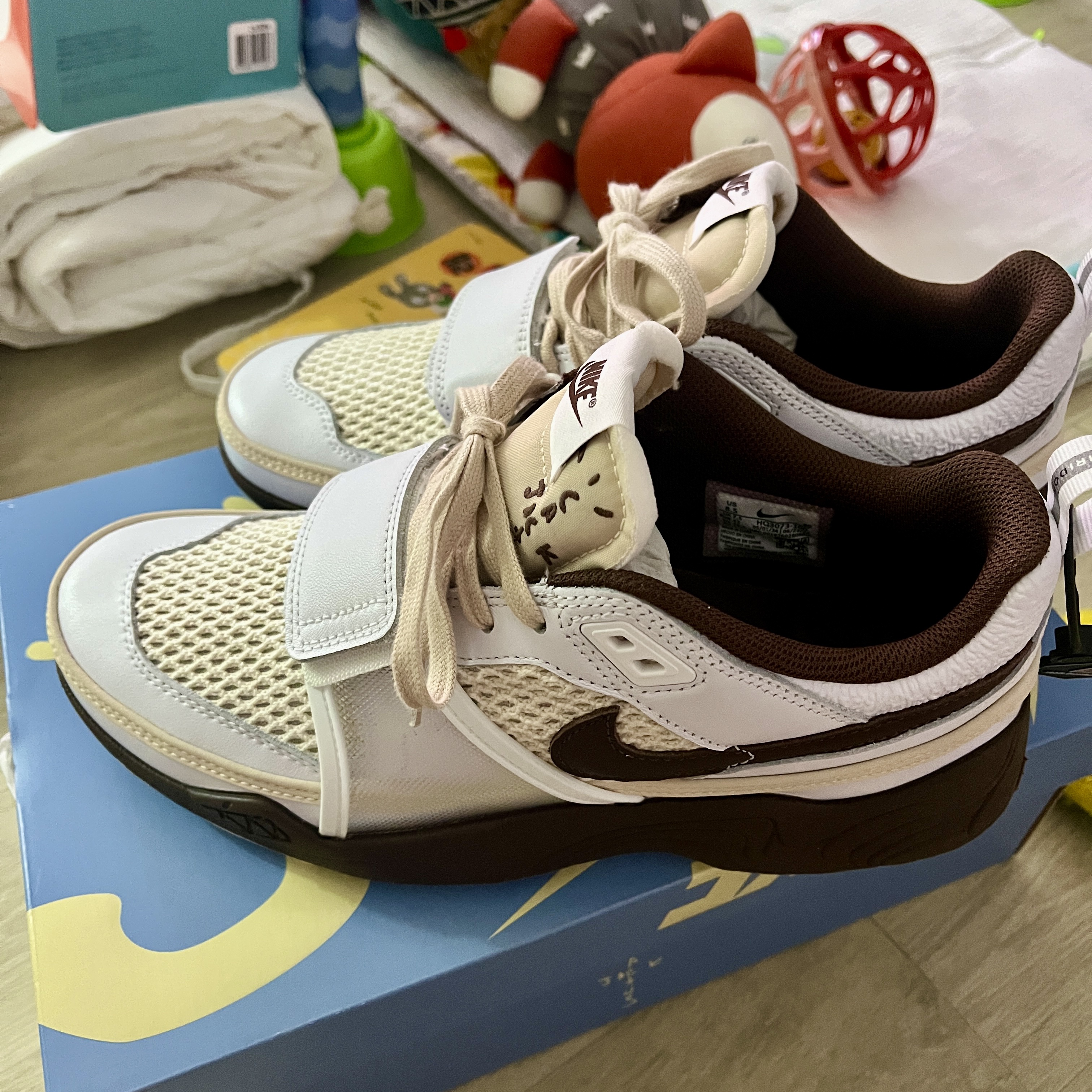 Nike x Travis Scott Zoom Field Jaxx White and Light Chocolate 착용 스타일