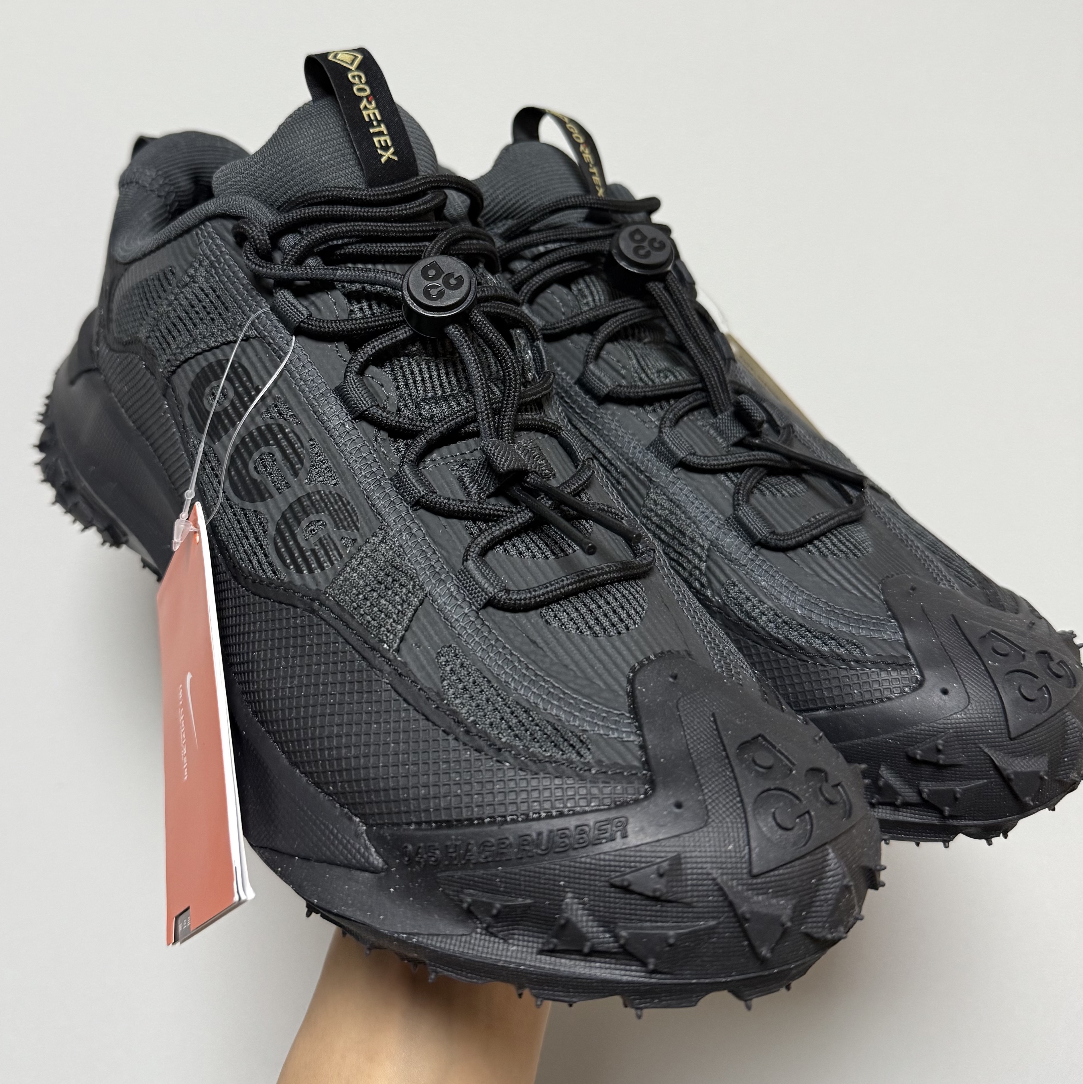 Nike ACG Mountain Fly 2 Low Gore-Tex Black and Dark Smoke Grey 착용 스타일