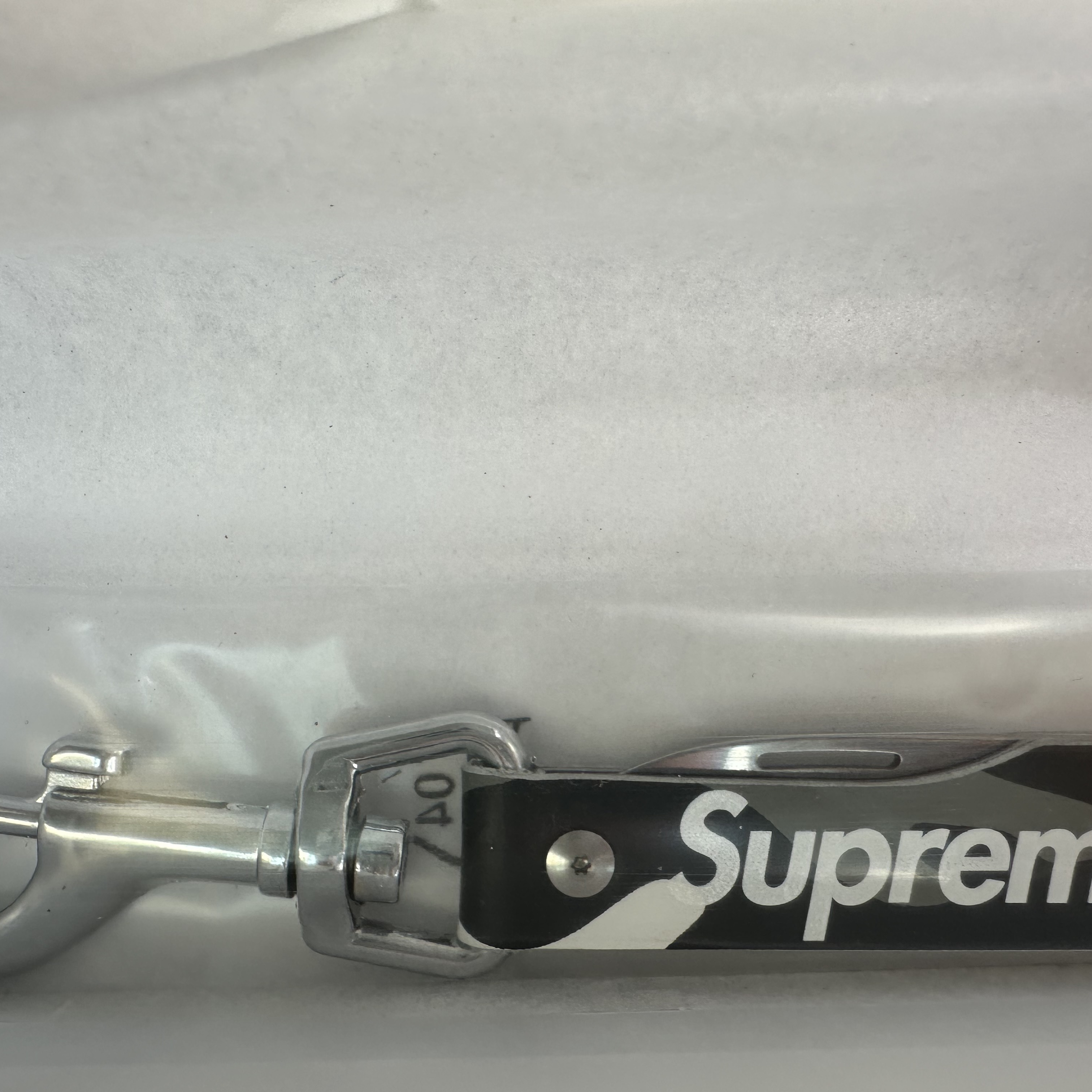 Supreme Leather Clip Knife Snow Camo - 25SS 착용 스타일