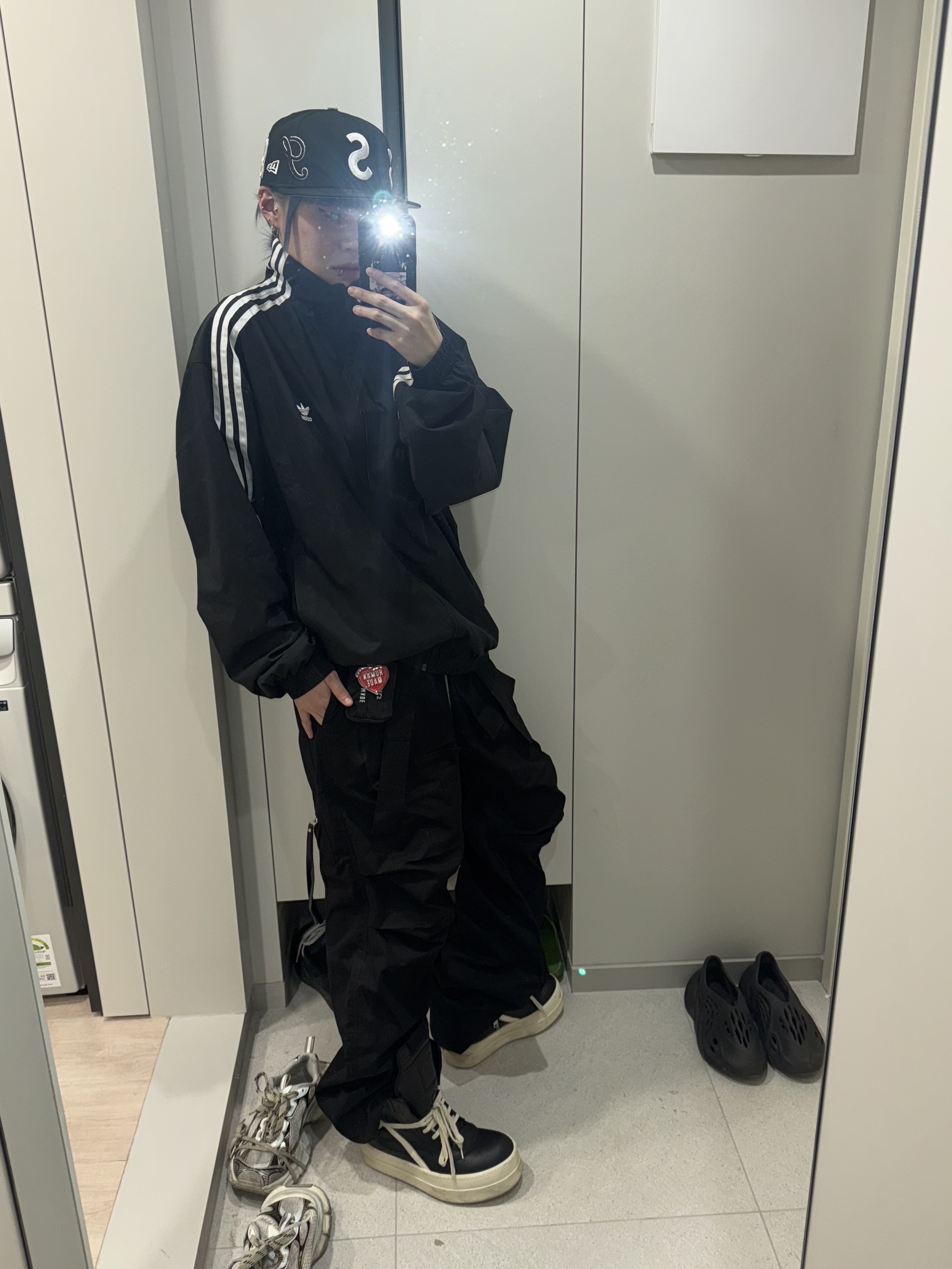 Wapworks Wide Safety Cargo Pants Black, Rick Owens Hollywood Mega Bumper Geobasket in Full Grain Calf Leather Black Milk 착용 스타일 - 2