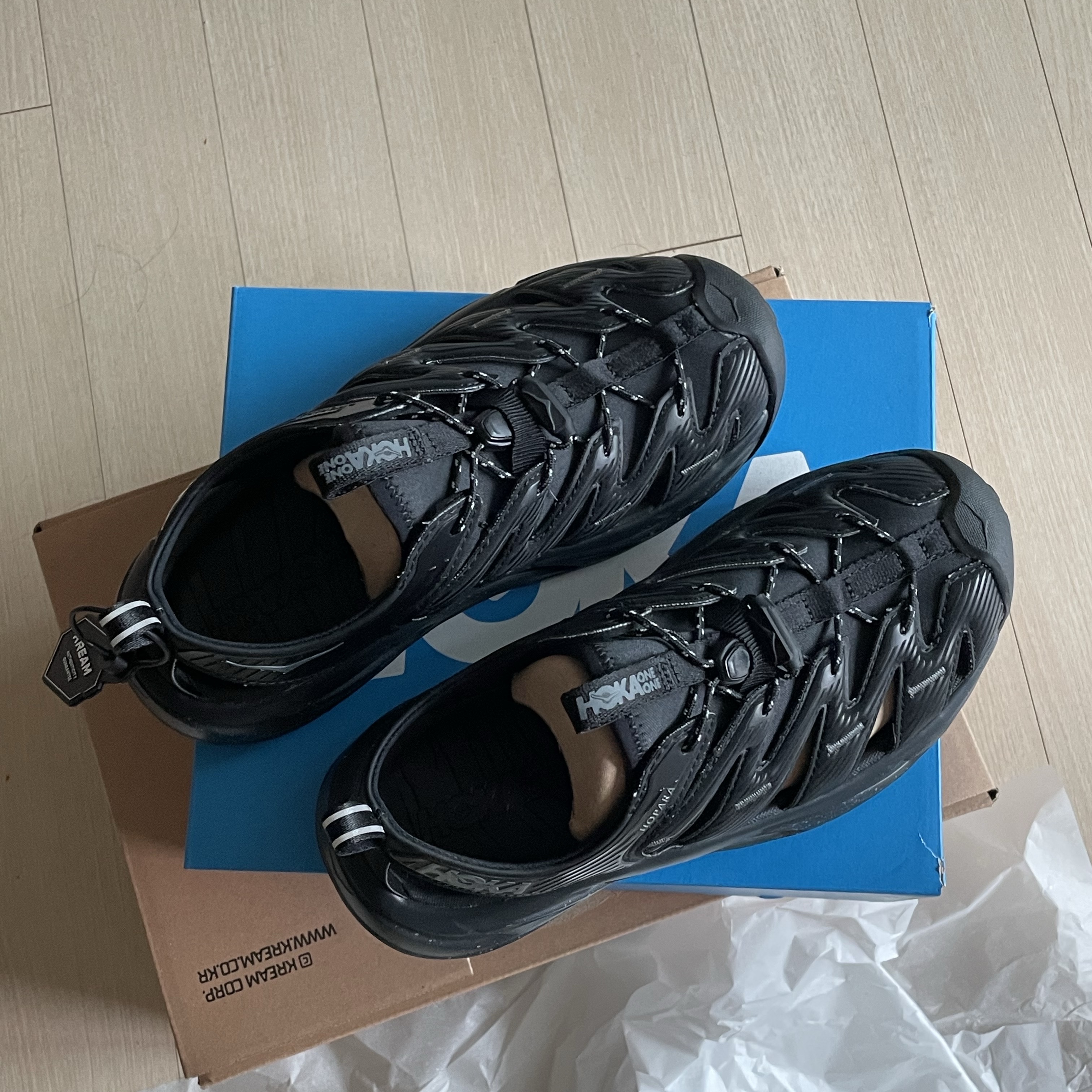 Hoka Hopara Black Castle Rock 착용 스타일