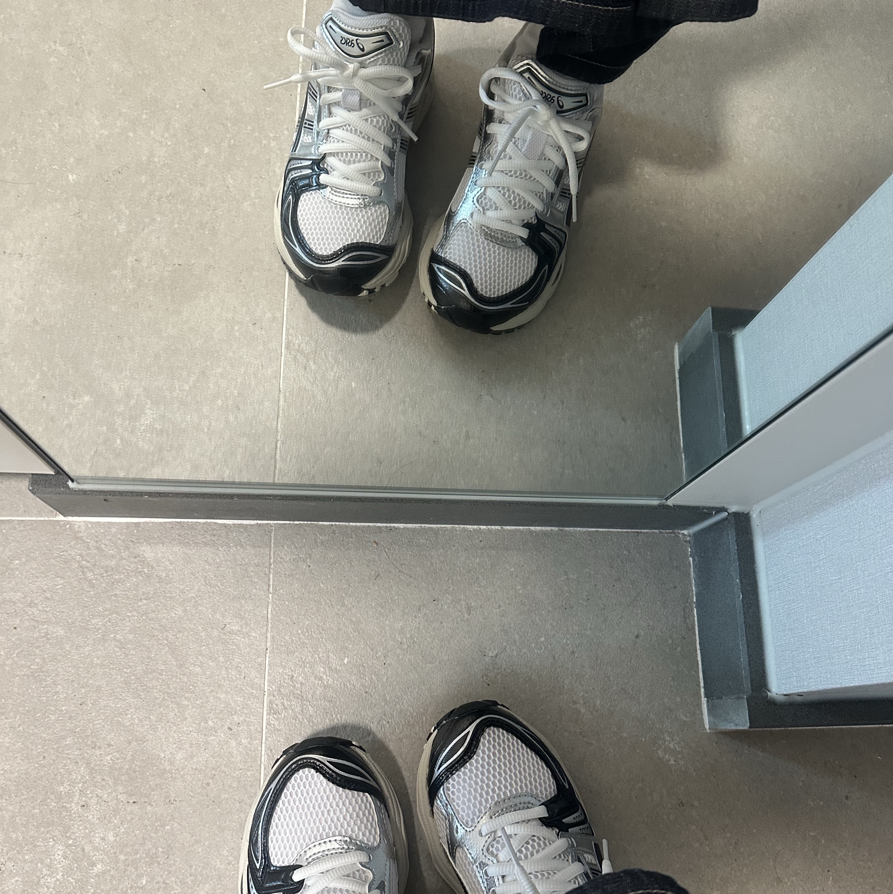 Asics Gel-Kayano 14 White Black 착용 스타일 - 1