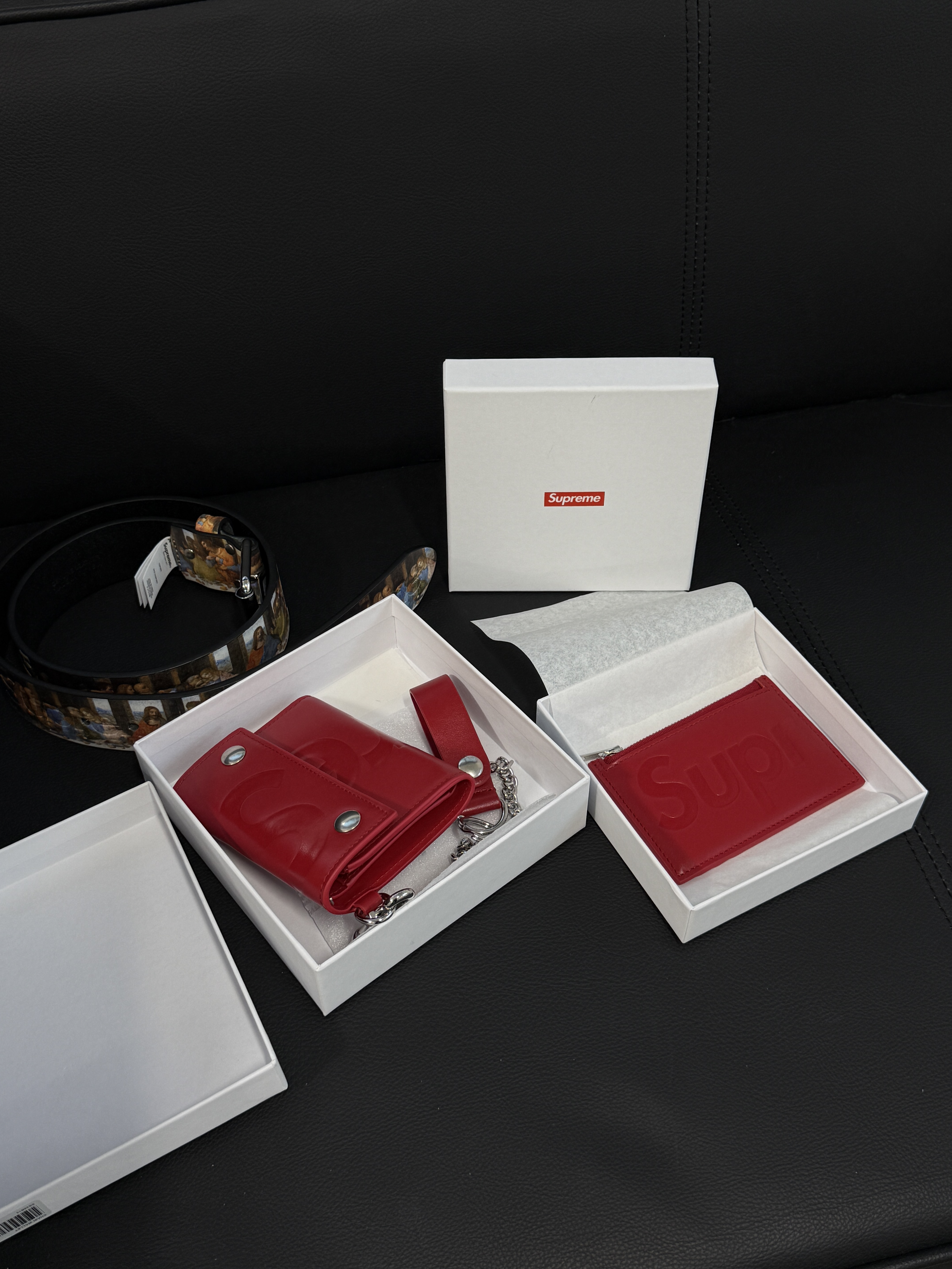 Supreme Leather Chain Wallet Red, Supreme Leather Zip Card Holder Red 착용 스타일