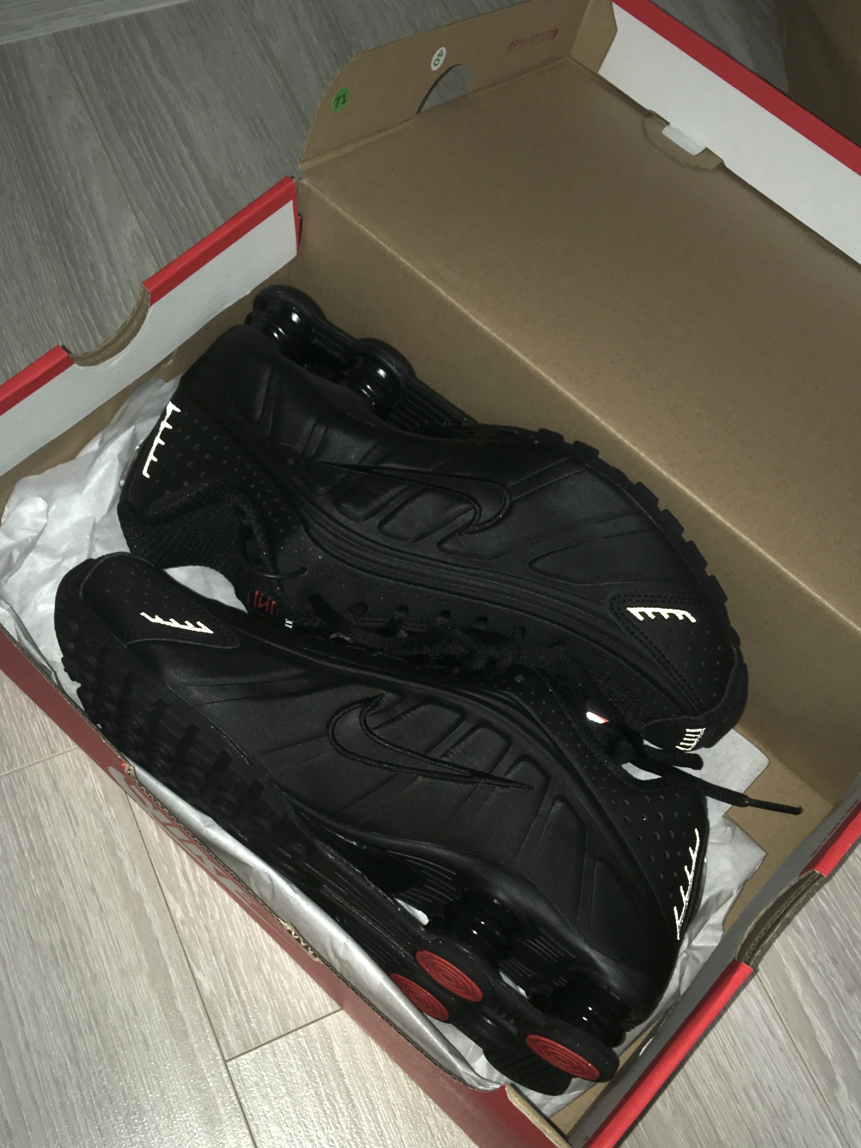 (W) Nike Shox R4 Black 착용 스타일 - 1