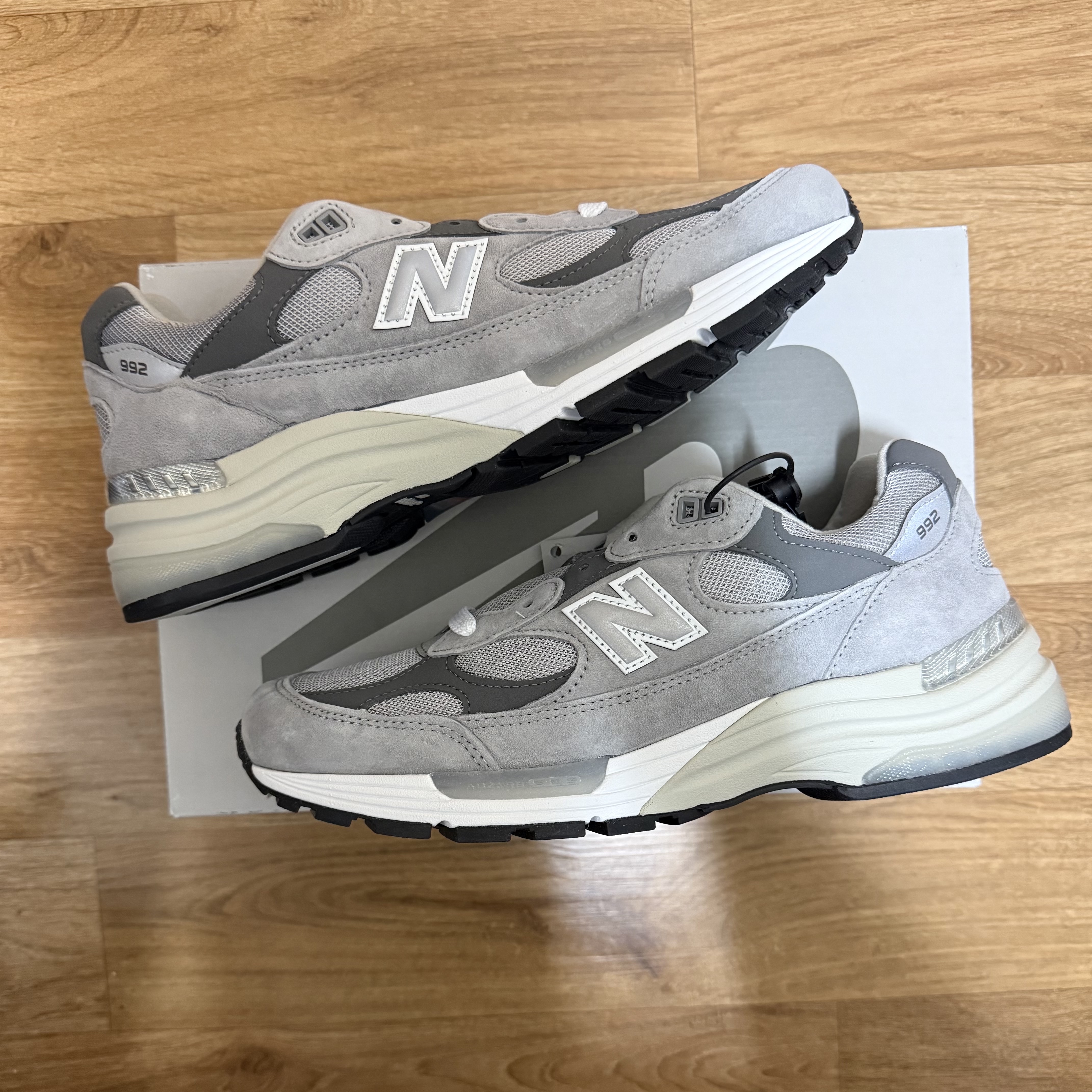 New Balance 992 Made in USA Core Grey Silver Metallic 착용 스타일 - 1