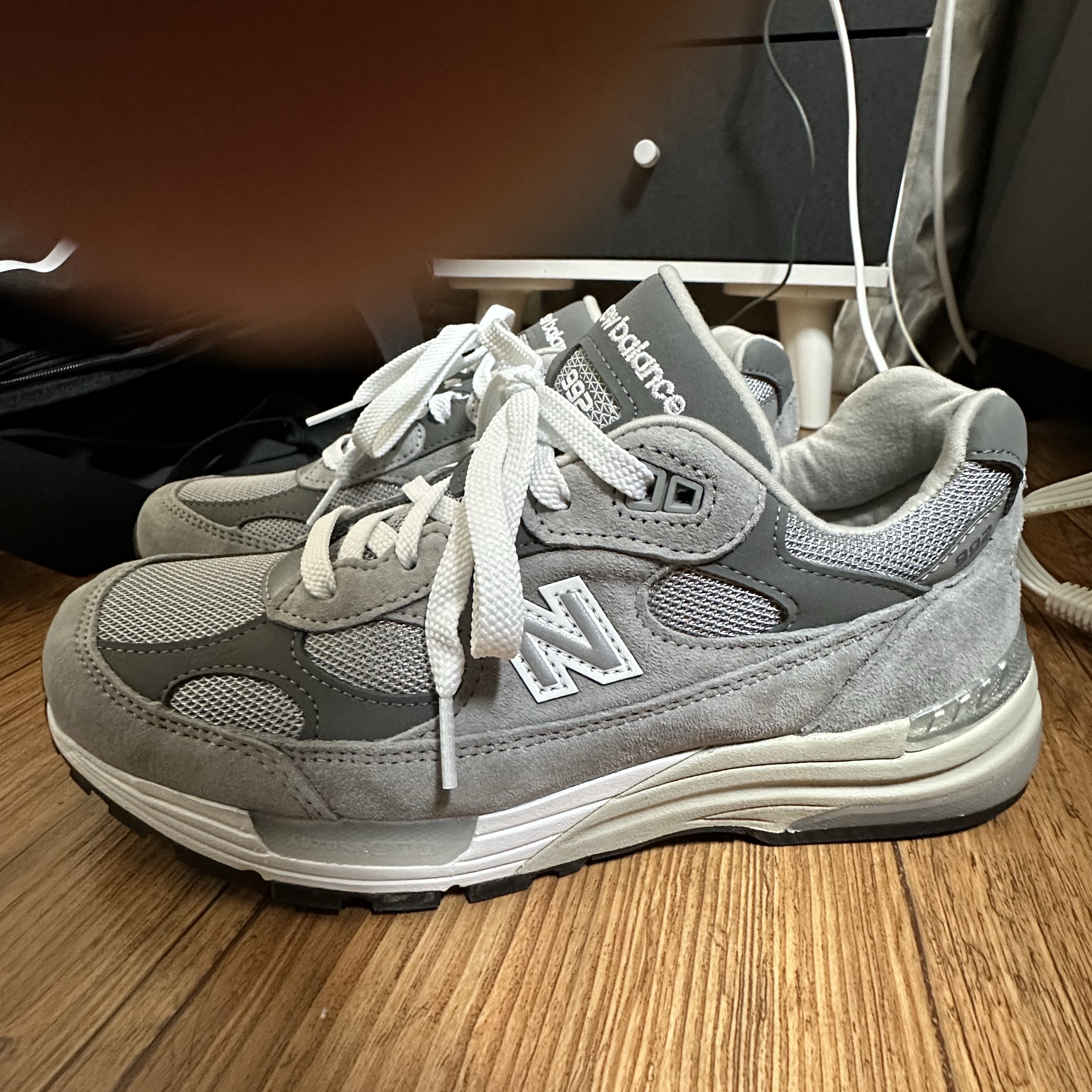 New Balance 992 Made in USA Core Grey Silver Metallic 착용 스타일 - 1