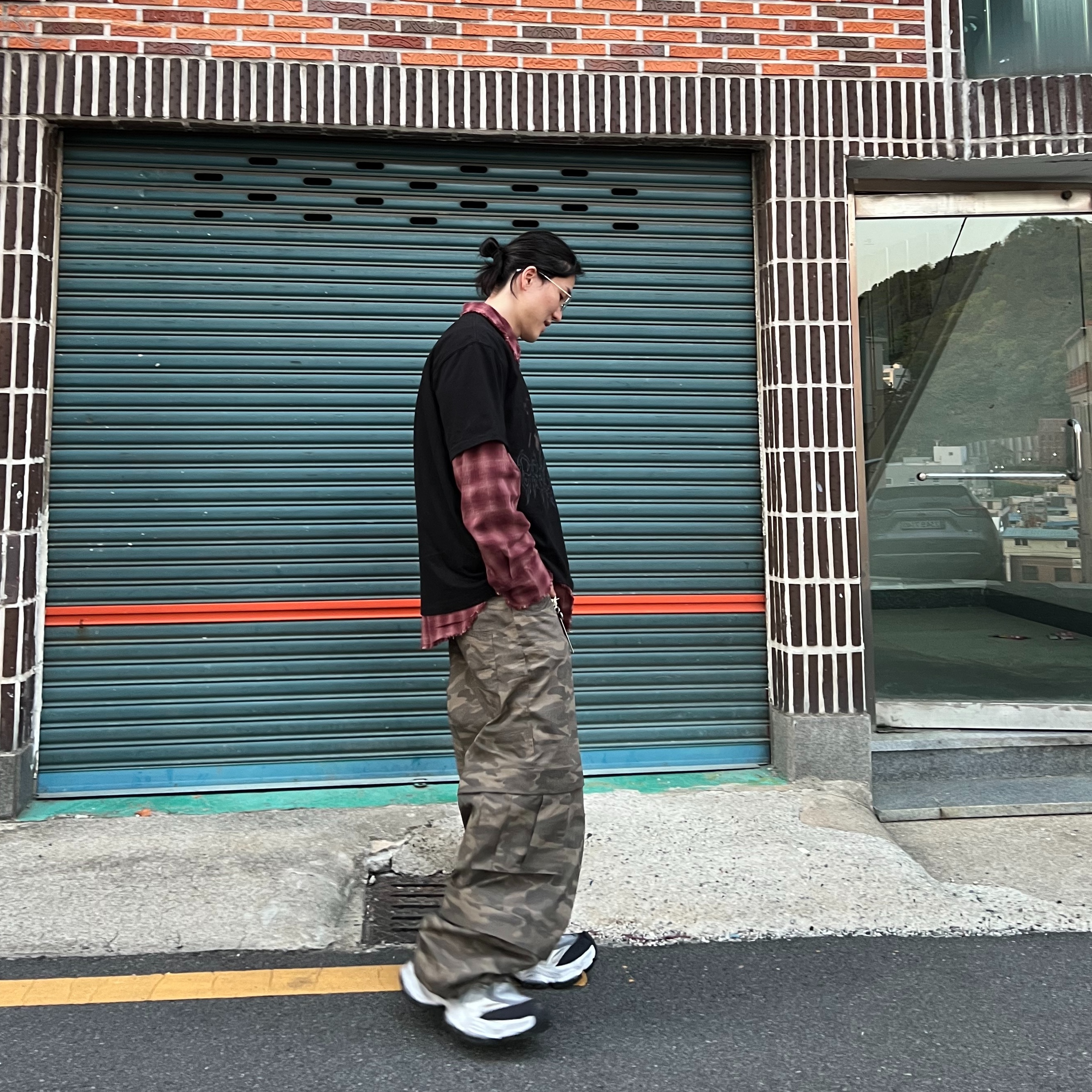 [KREAM Exclusive] Kamien Titan Baggy Pants Kream Camo, Balenciaga Cargo Sneakers White Grey 착용 스타일 - 1