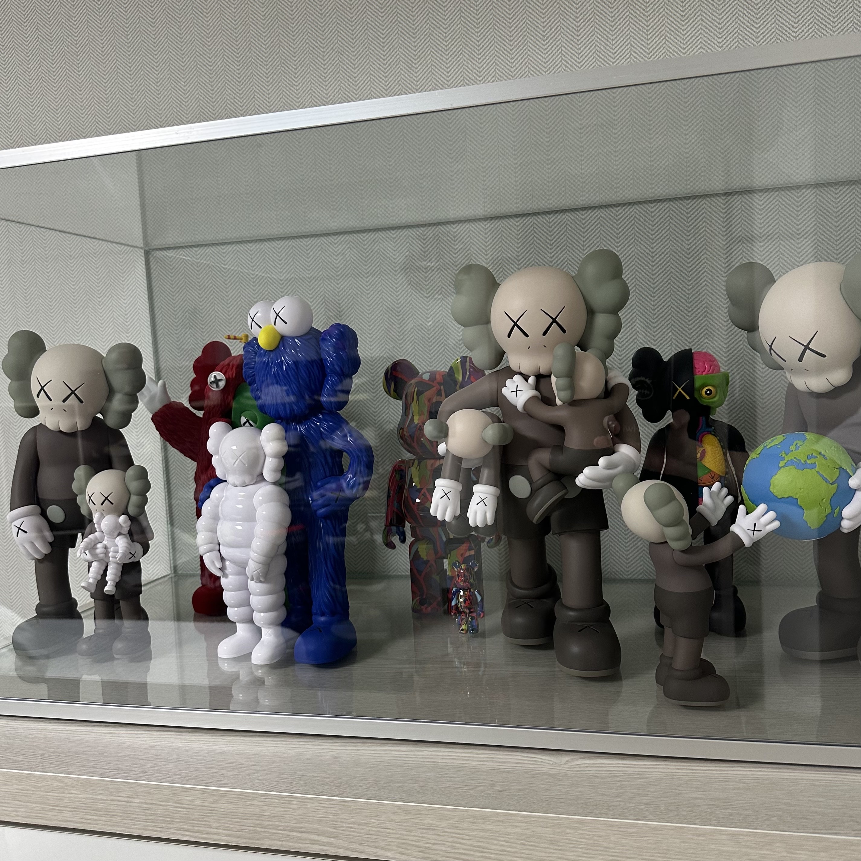 Kaws The Promise Vinyl Figure Brown, Kaws Family Vinyl Figure Brown Blue White 착용 스타일