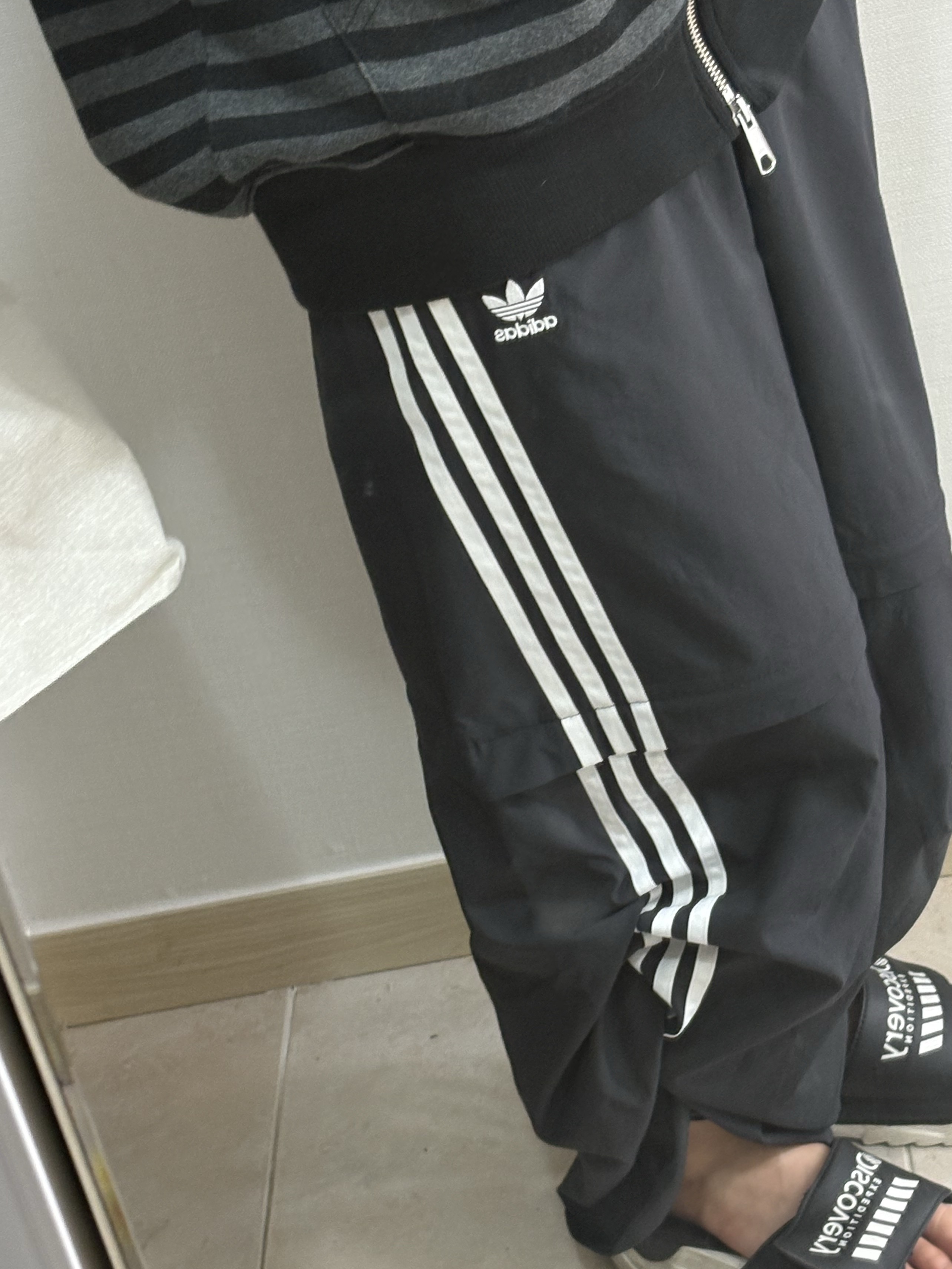 (W) Adidas Adilenium Season 2 Oversized Zip Off Track Pants Gender Neutral Black - KR Sizing, Adidas Waffle Beckenbauer Track Top Wonder White - KR Sizing 착용 스타일 - 1