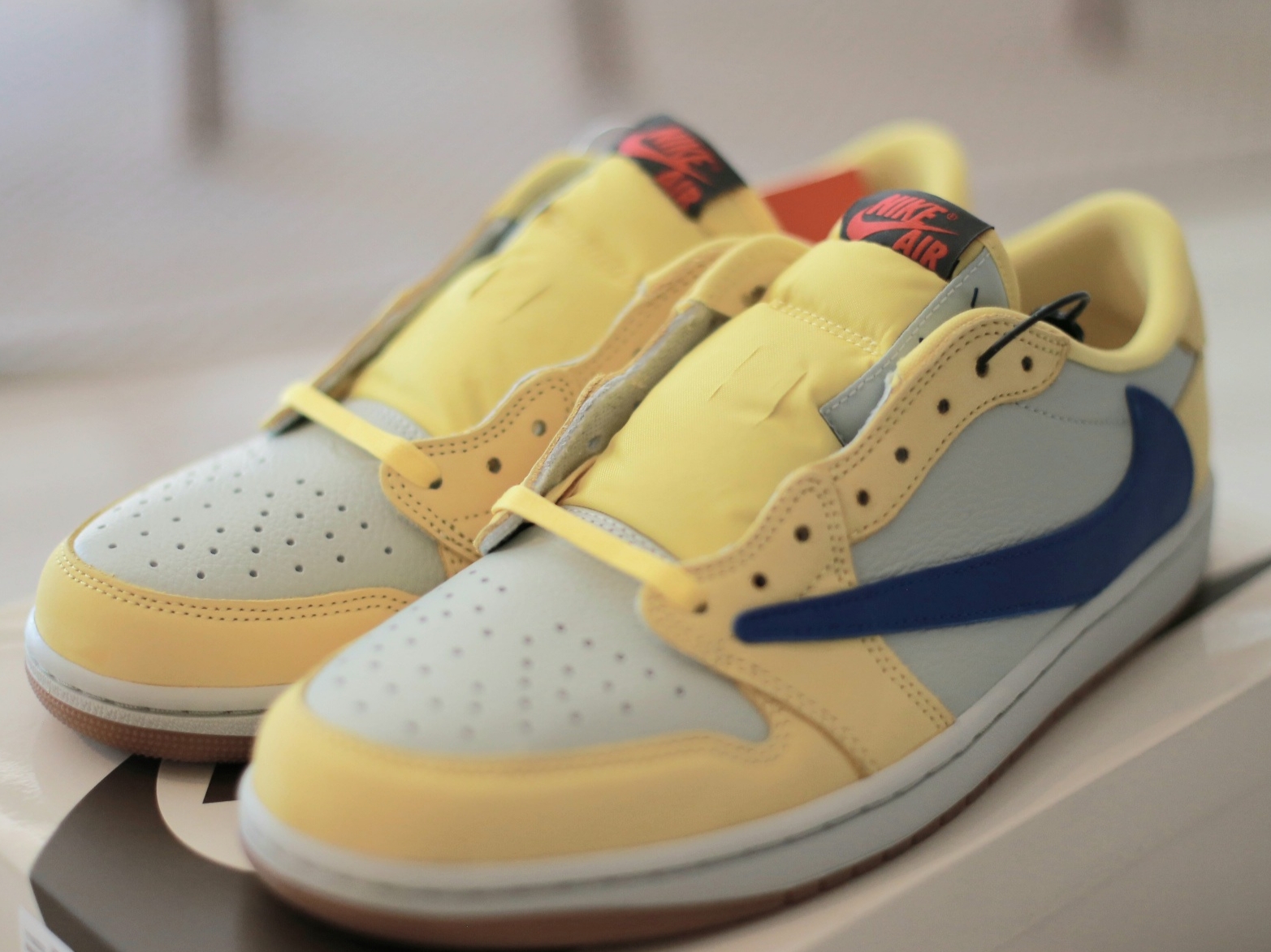 (W) Jordan 1 x Travis Scott Retro Low OG SP Canary 착용 스타일 - 2