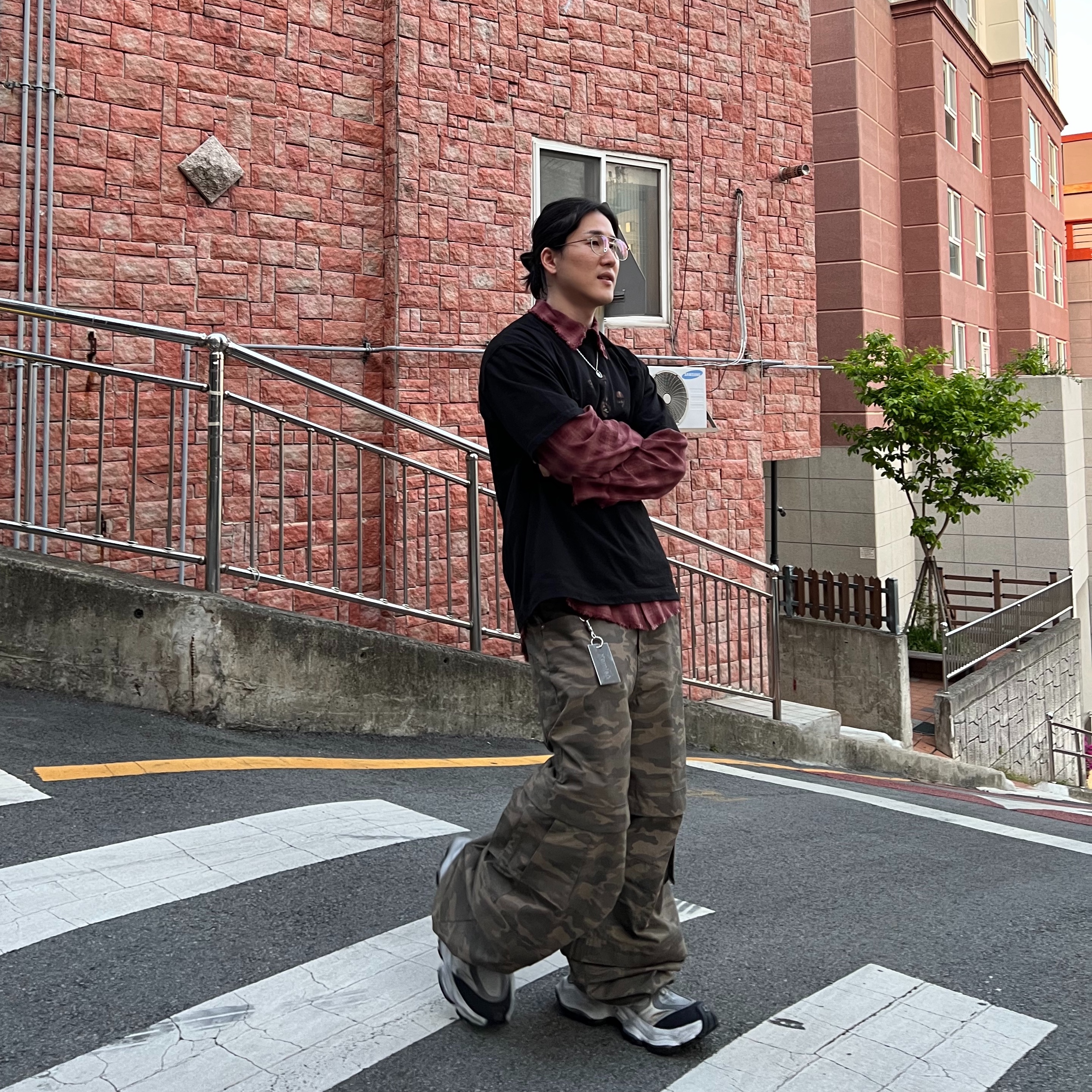 [KREAM Exclusive] Kamien Titan Baggy Pants Kream Camo, Balenciaga Cargo Sneakers White Grey 착용 스타일 - 2