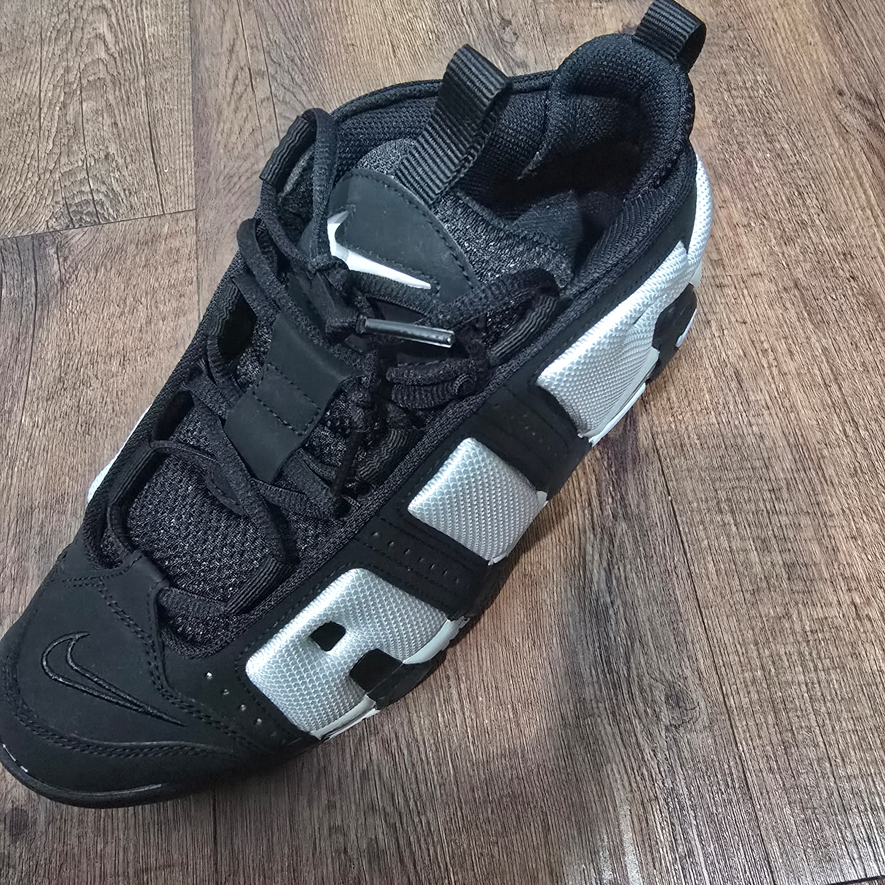 Nike Air More Uptempo Low Black Metallic Silver 착용 스타일