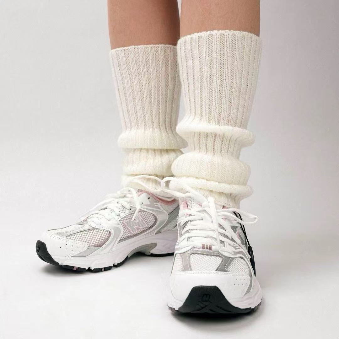 (GS) New Balance 530 White Mid Century Pink 착용 스타일 - 4
