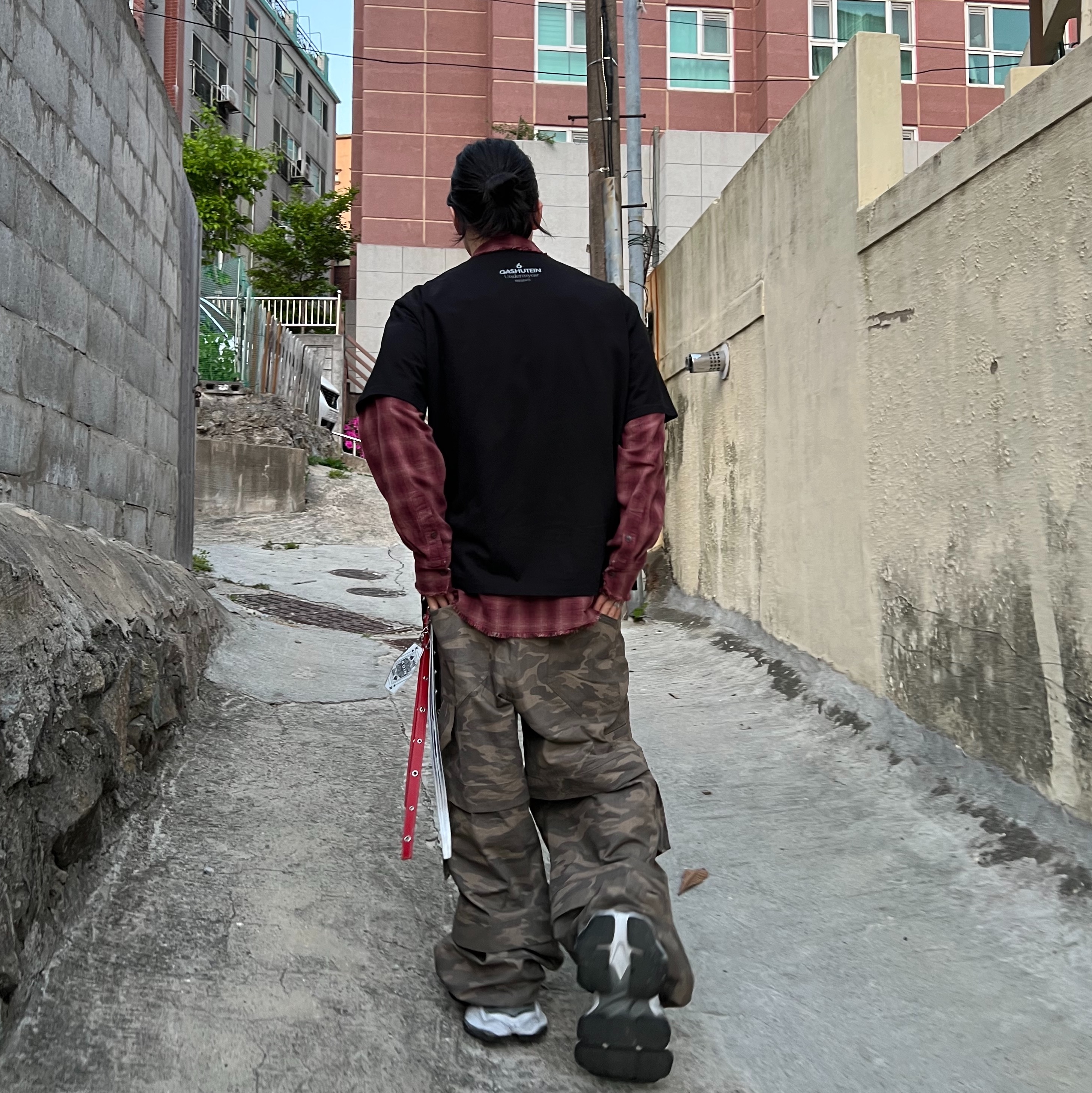 [KREAM Exclusive] Kamien Titan Baggy Pants Kream Camo, Balenciaga Cargo Sneakers White Grey 착용 스타일 - 4