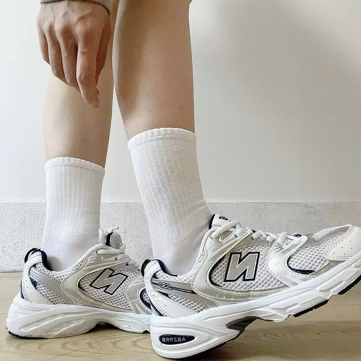 (GS) New Balance 530 White Natural Indigo 착용 스타일 - 1