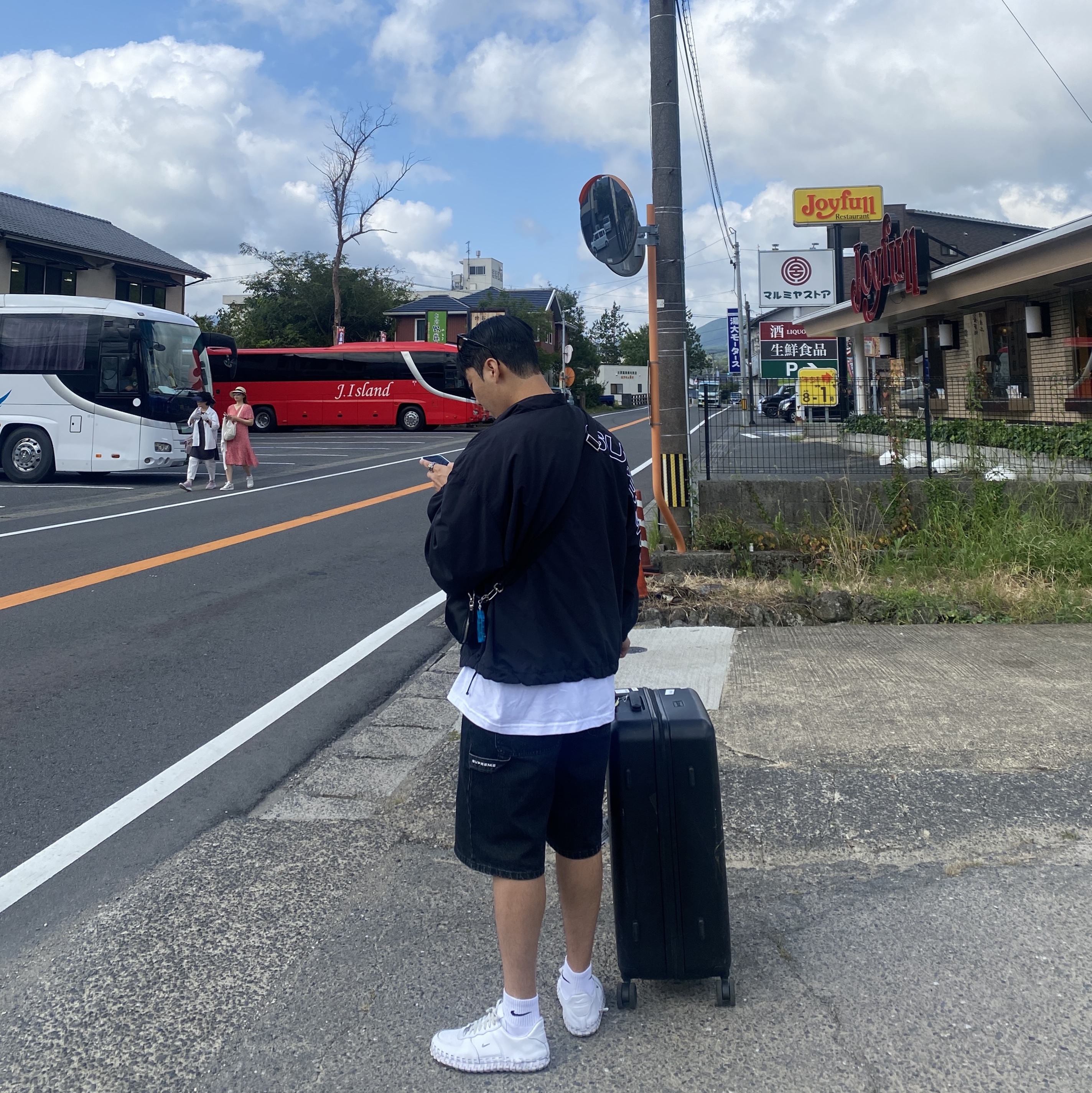Supreme Spellout Embroidered Track Jacket Black - 23FW, Supreme x Nike Denim Short Black - 24SS 착용 스타일