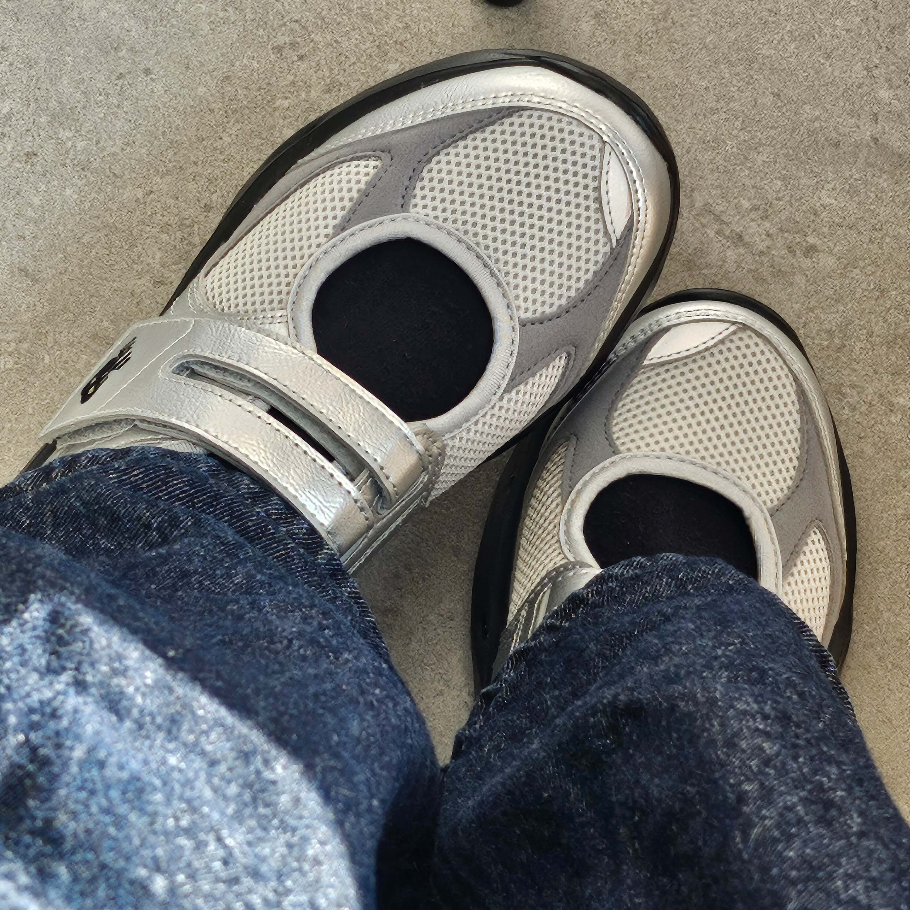 (W) New Balance Breeze SD2202 Metalic Silver 착용 스타일