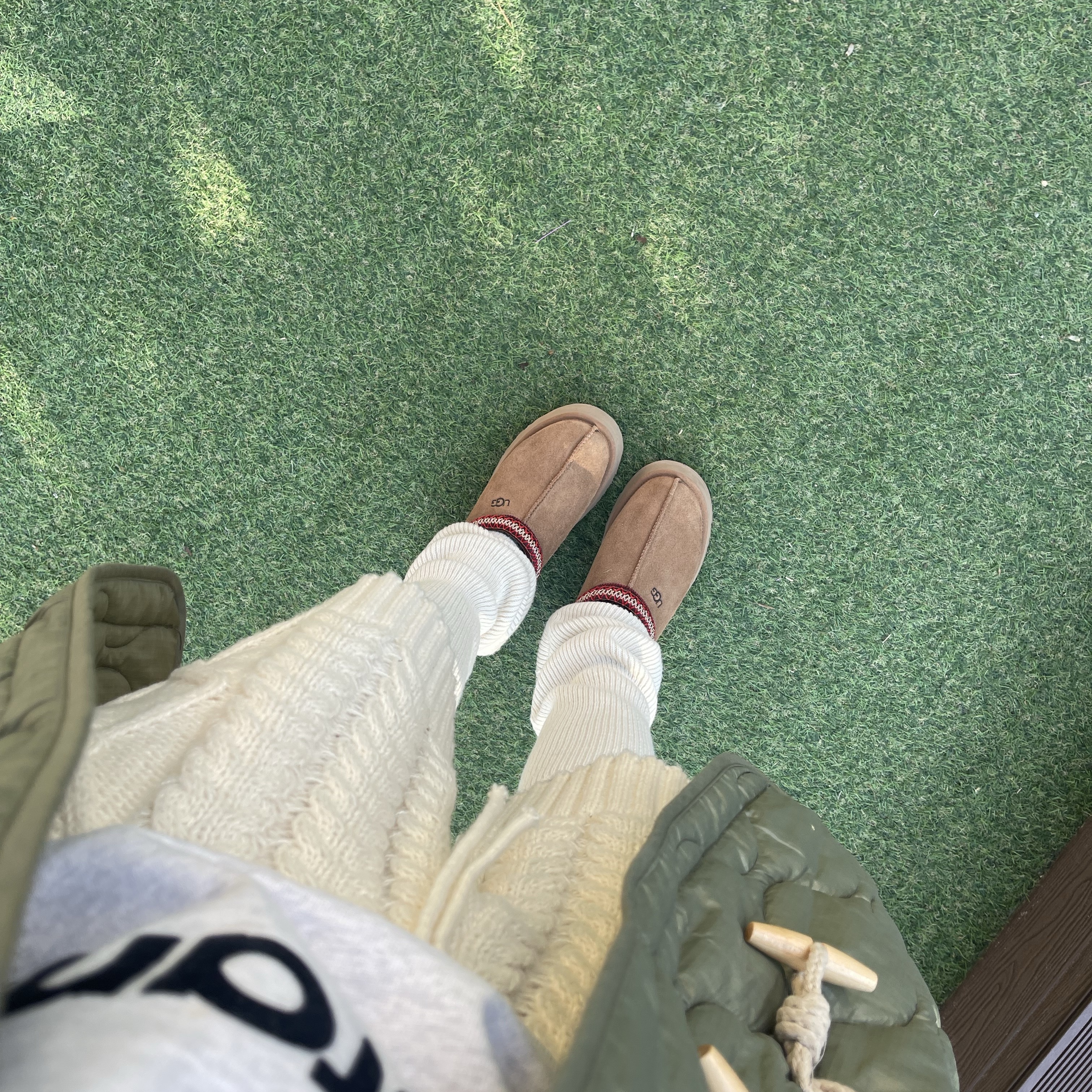 (W) UGG Tazz Slipper Chestnut 착용 스타일 - 2