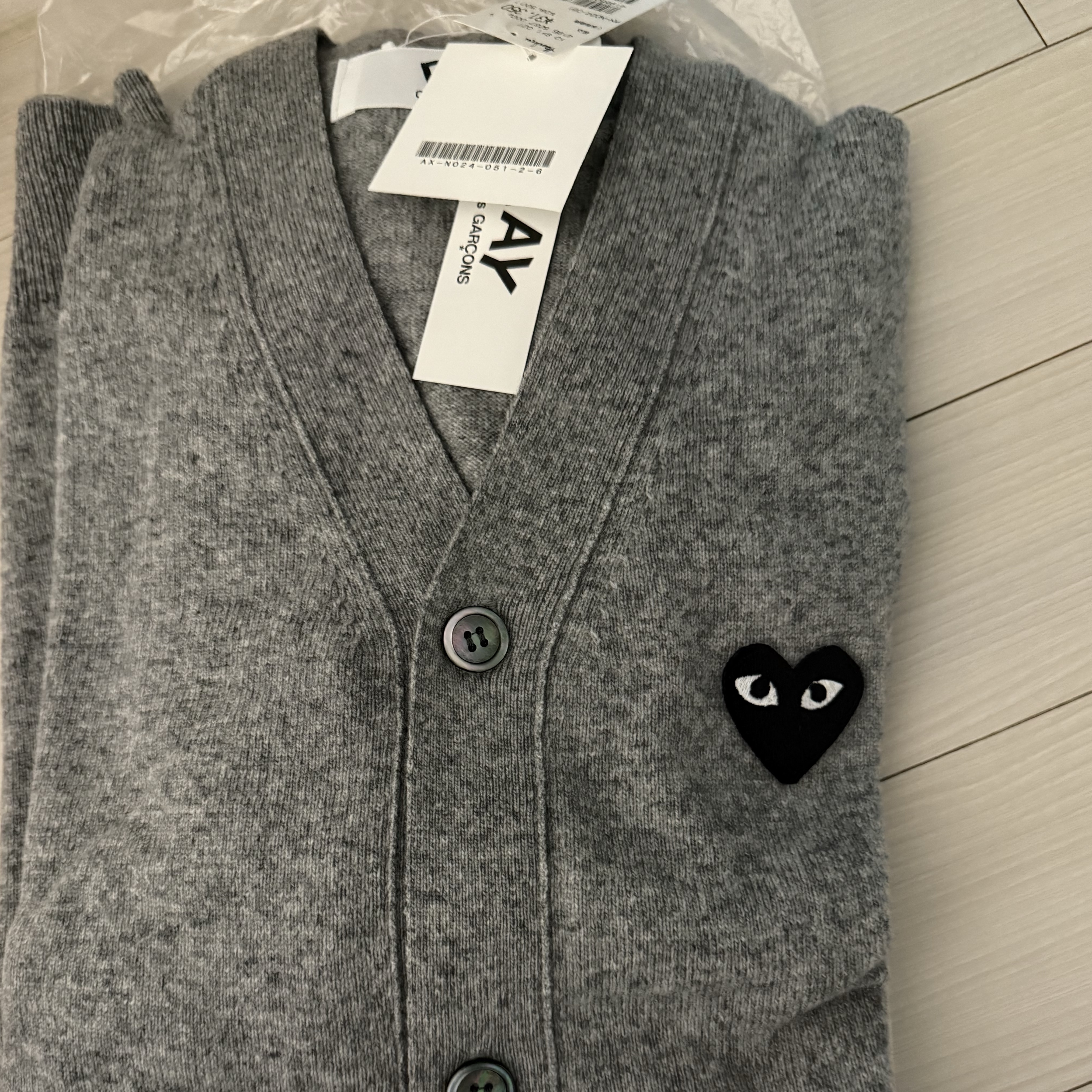 Play Comme des Garcons Black Heart Knit Cardigan Grey 착용 스타일