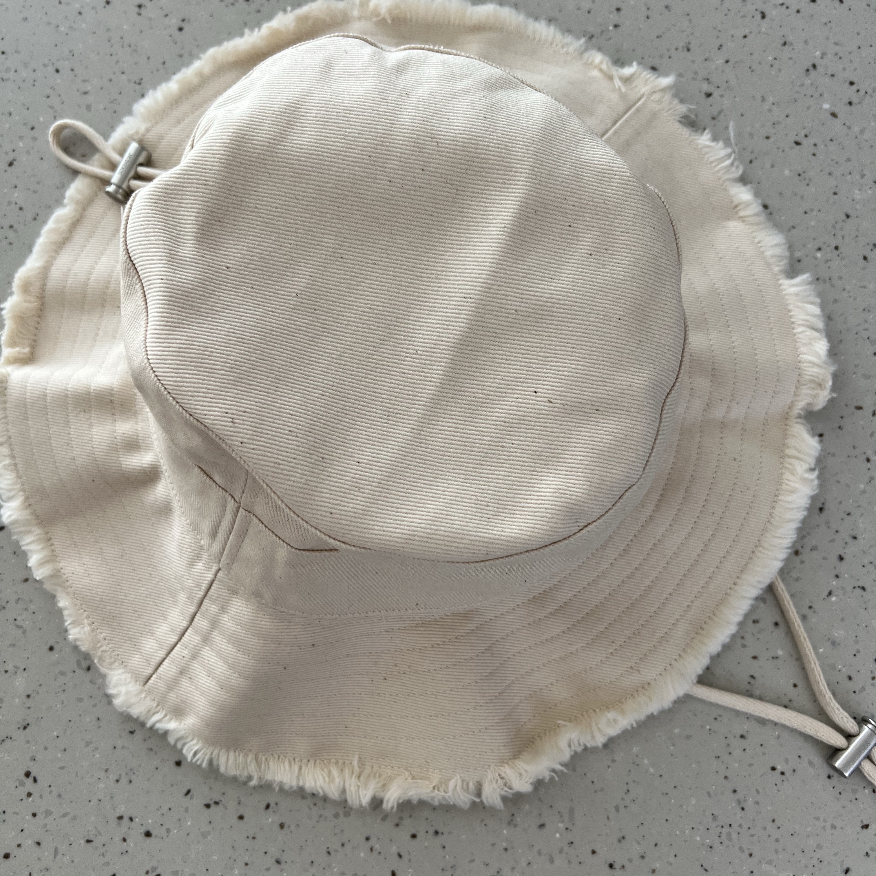 Jacquemus Le Bob Artichaut Bucket Hat Off White 착용 스타일 - 2