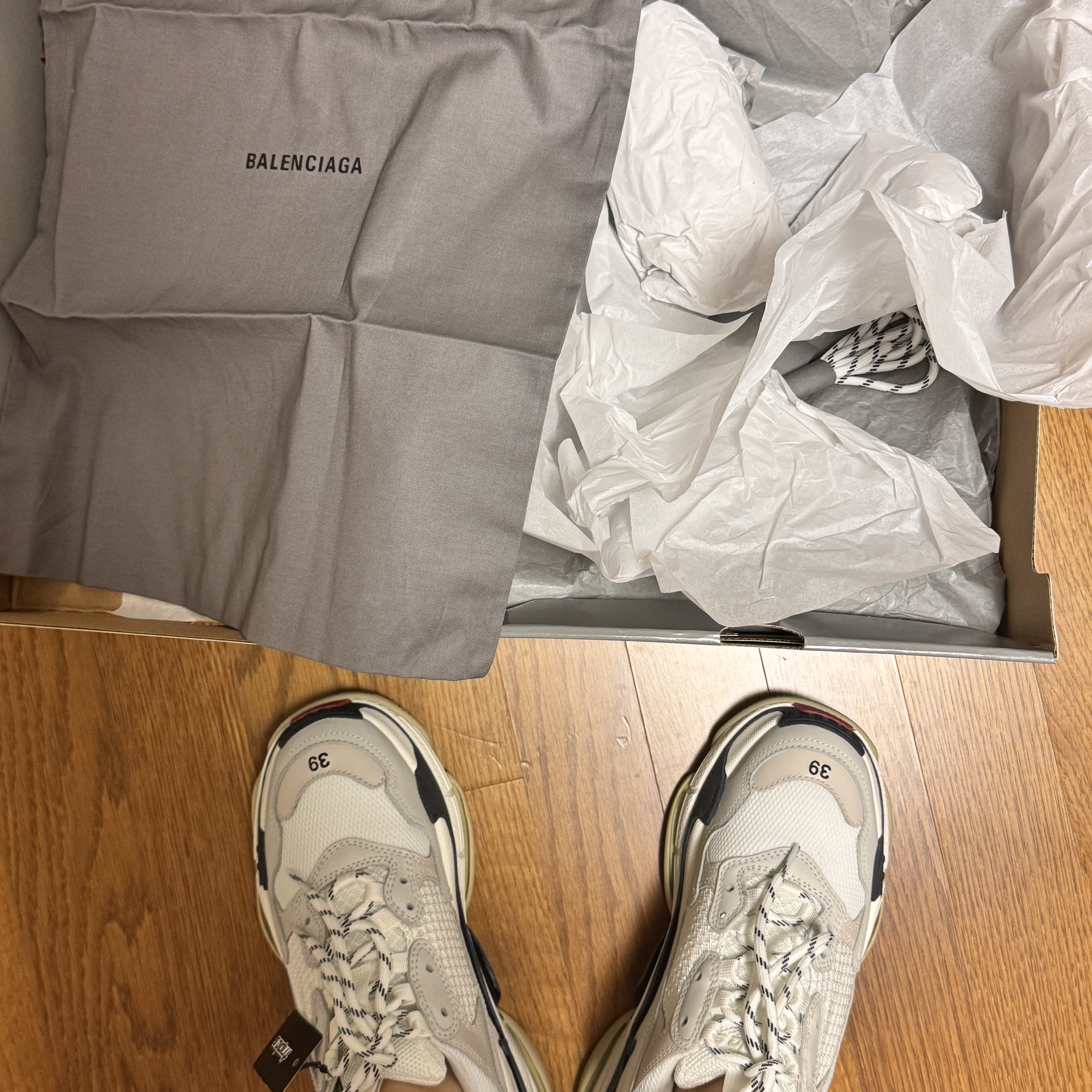 (W) Balenciaga Triple S White Black Red 2019 착용 스타일 - 3