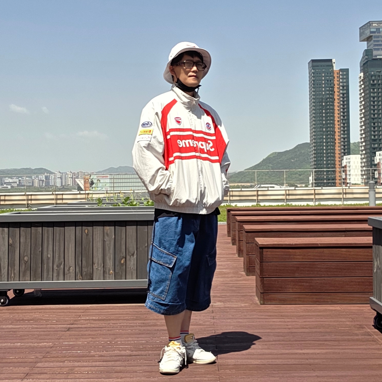 Supreme x Ducati Track Jacket Light Grey - 24SS, Supreme x Nike Dazzle Crusher White - 24SS 착용 스타일