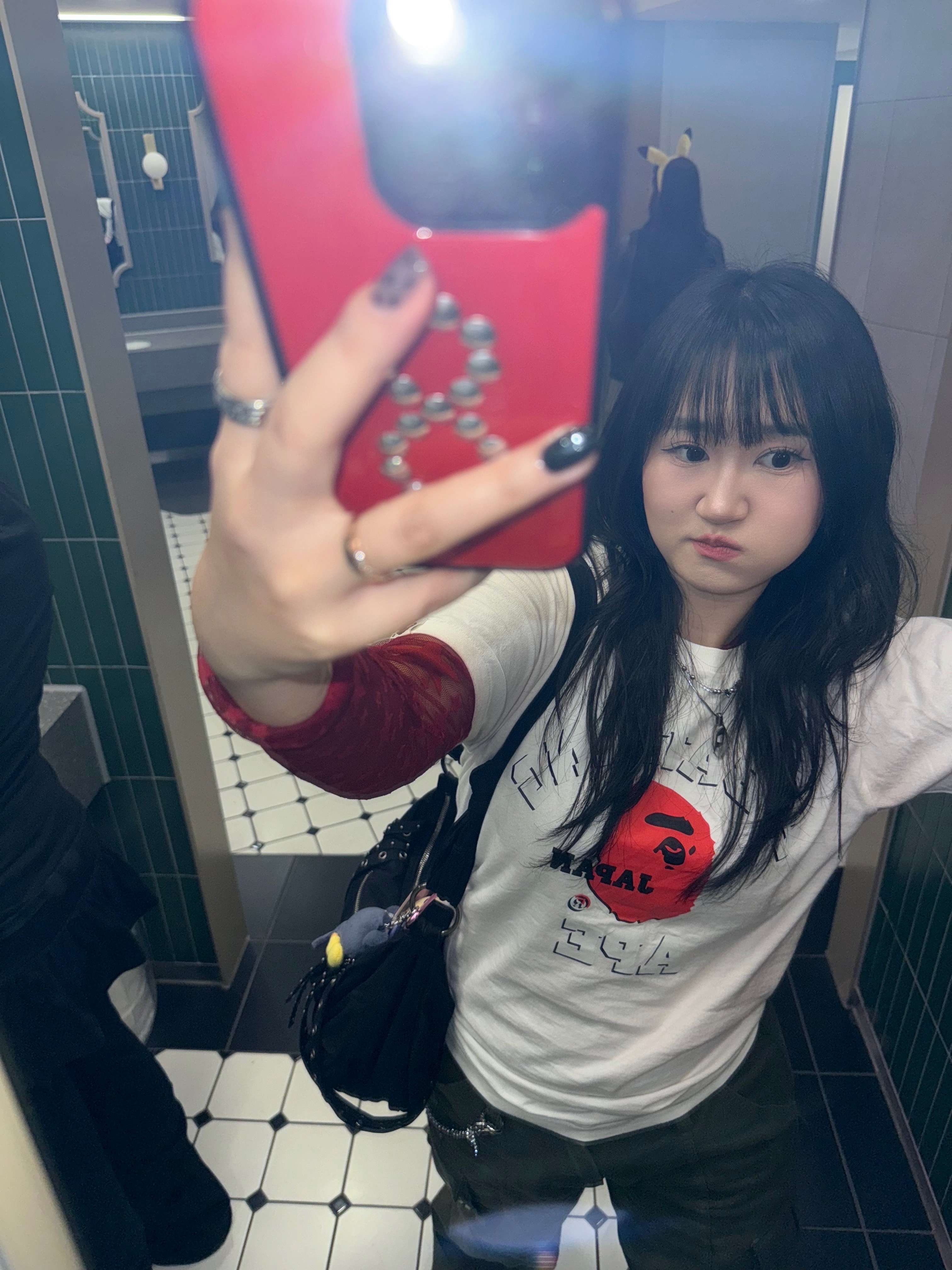 BAPE Japan College T-Shirt White, Riize Valentines Dayze 10cm Doll Keyring Wonbin 착용 스타일 - 1