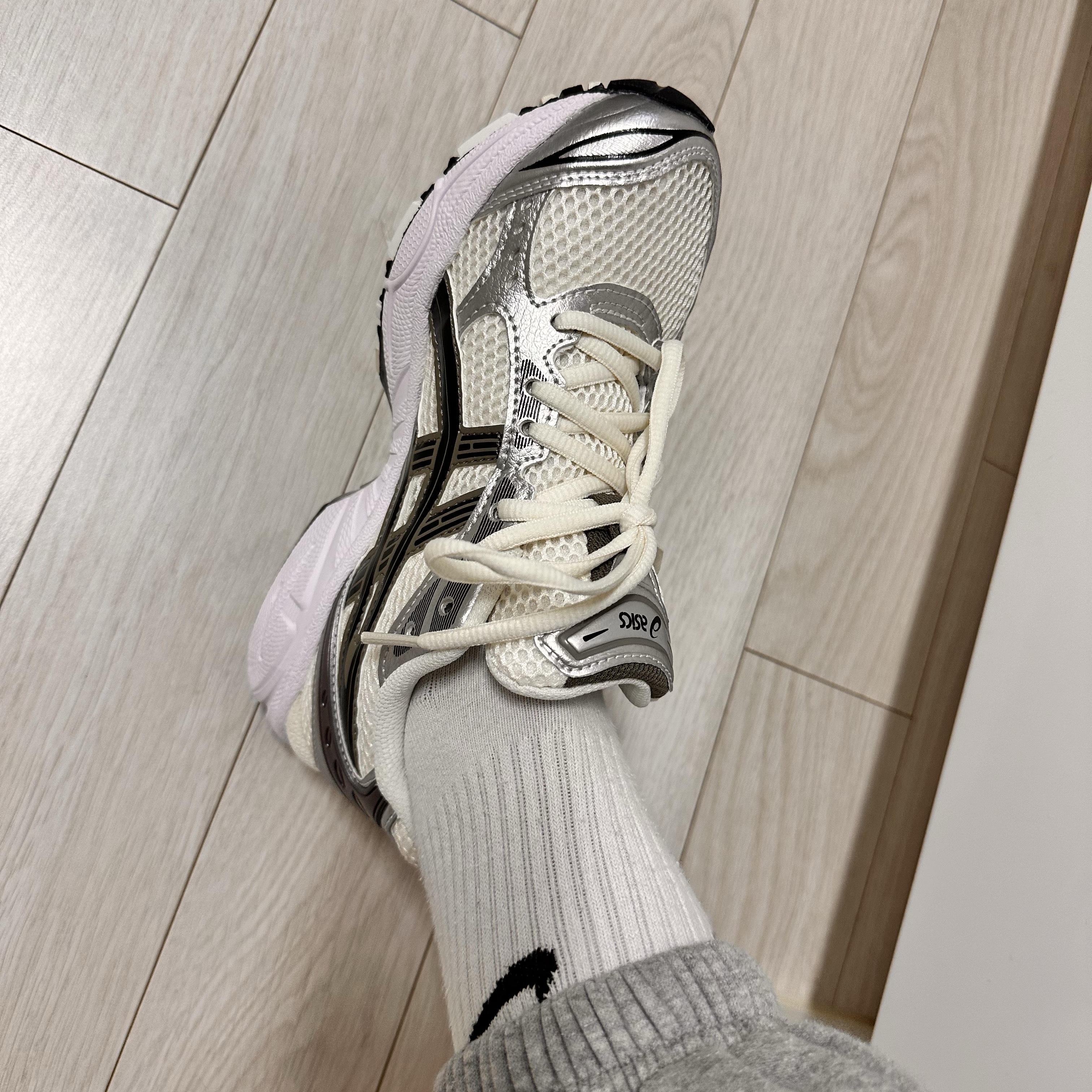 Asics Gel-Kayano 14 Cream Black 착용 스타일