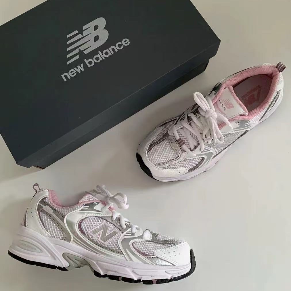 (GS) New Balance 530 White Mid Century Pink 착용 스타일 - 2