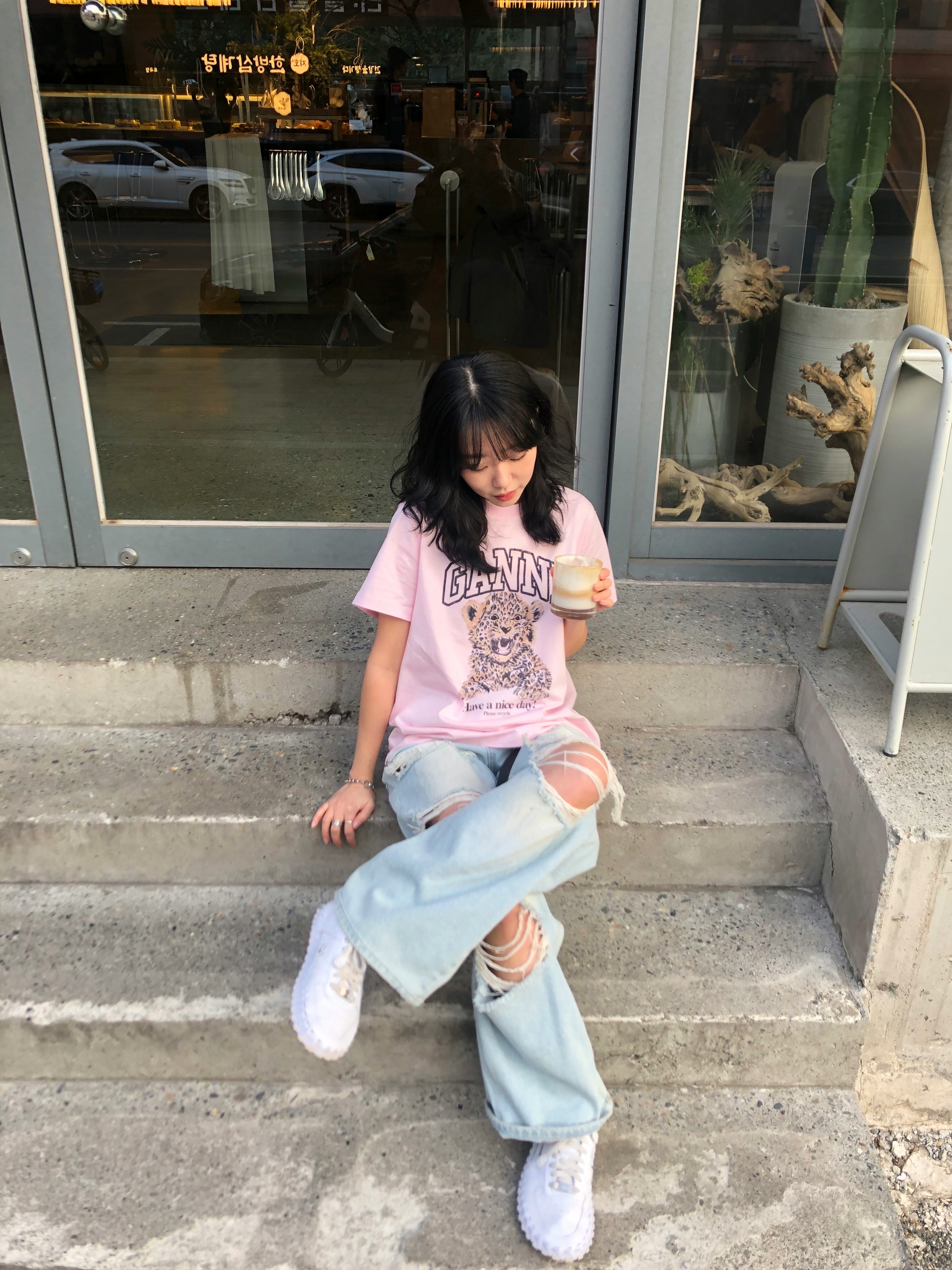 Nike x Jacquemus J Force 1 Low LX SP White, (W) Ganni Leopard Print T-Shirt Pink 착용 스타일 - 4