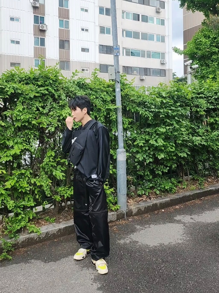 Jordan x Travis Scott Jumpman Jack TR Bright Cactus, Prada Nylon Shoulder Bag Black 착용 스타일 - 2