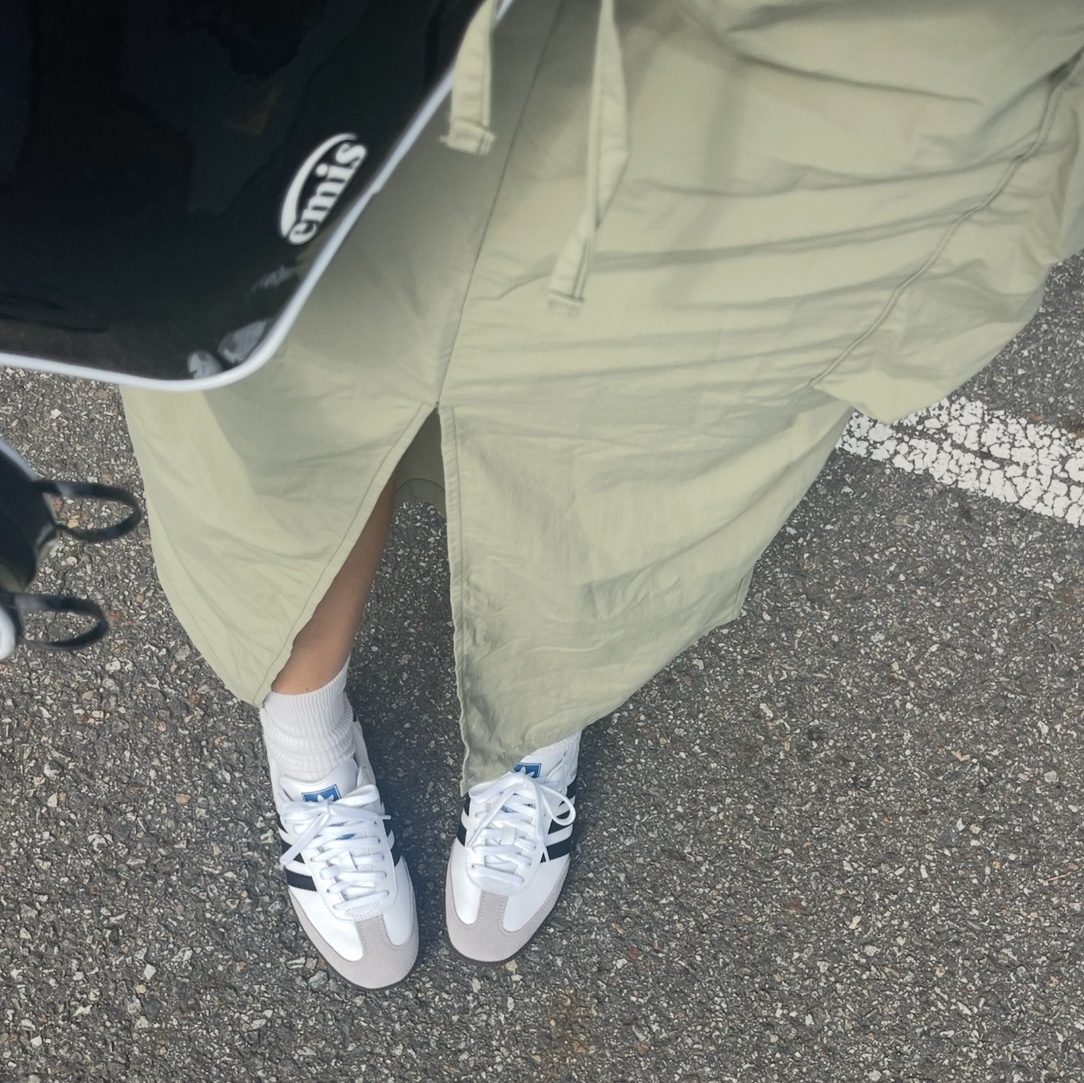 Adidas Samba OG Cloud White, Celine Mini Claude in Triomphe Canvas Calfskin Tan 착용 스타일 - 2