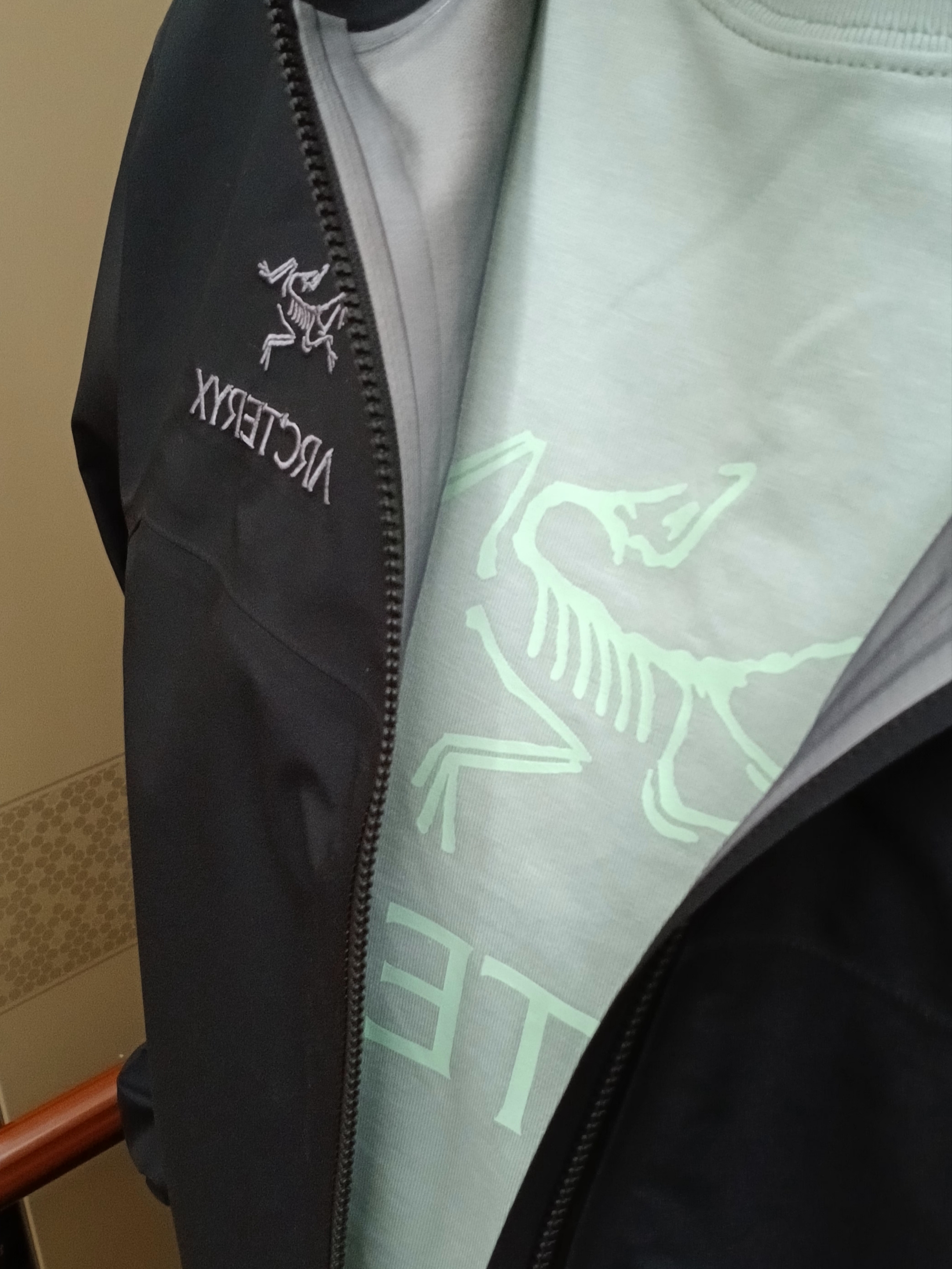 Arc'teryx Beta Jacket Black, Arc'teryx Arc'word Logo SS T-Shirt Stone Green 착용 스타일 - 2