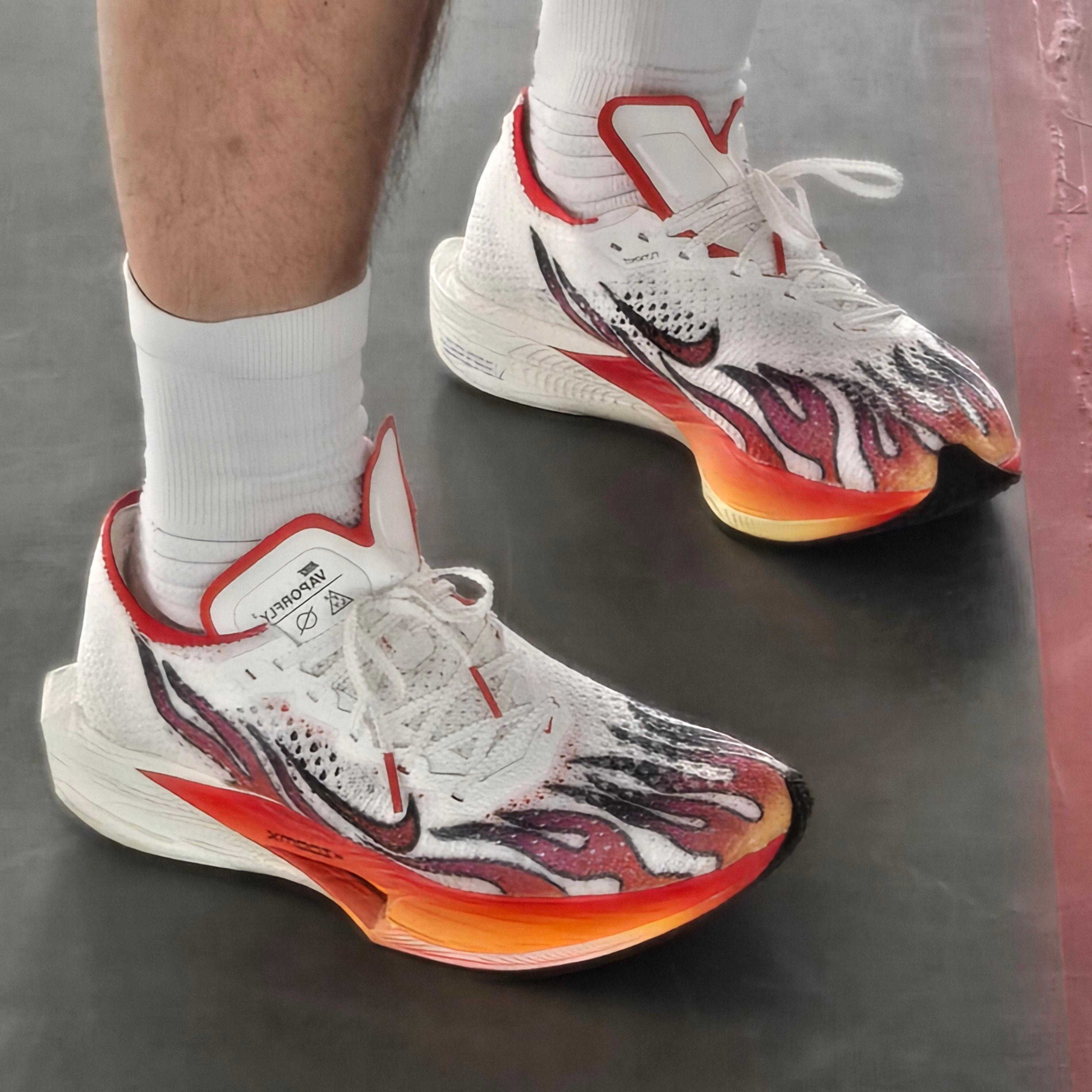Nike ZoomX Vaporfly Next% 3 PRM White Habanero Red 착용 스타일