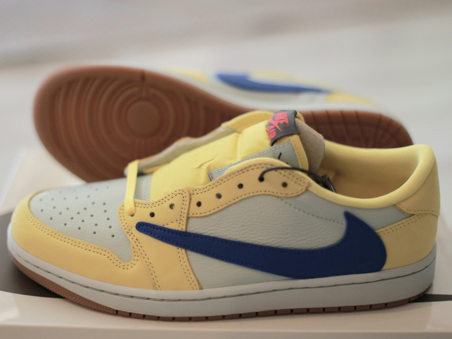 (W) Jordan 1 x Travis Scott Retro Low OG SP Canary 착용 스타일 - 4