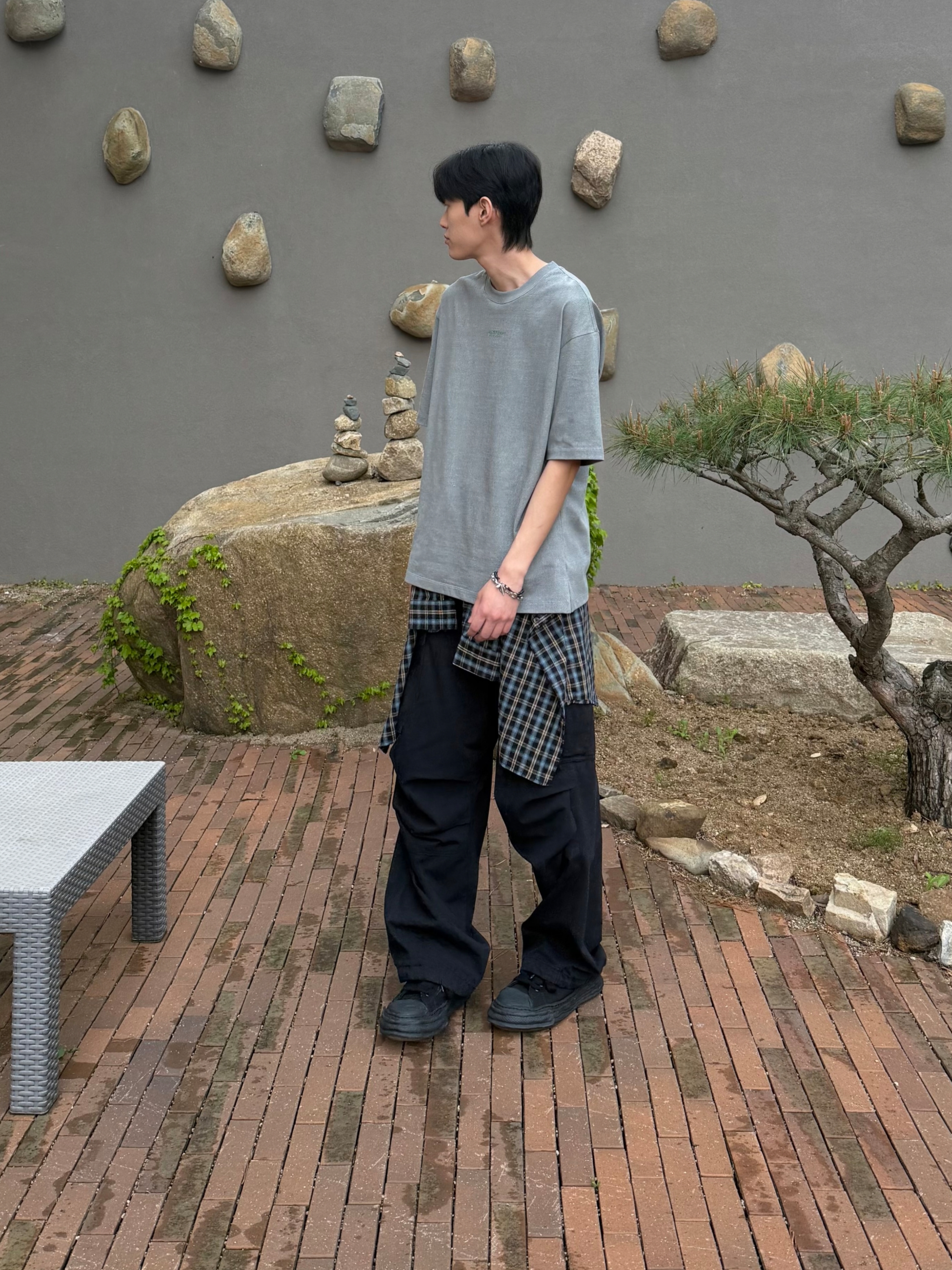 Maison Mihara Yasuhiro Peterson OG Sole Canvas Low Sneakers Black Black, Maison Mihara Yasuhiro Peterson23 OG Sole Dyed Canvas Low-top Sneakers Black Black 착용 스타일 - 1